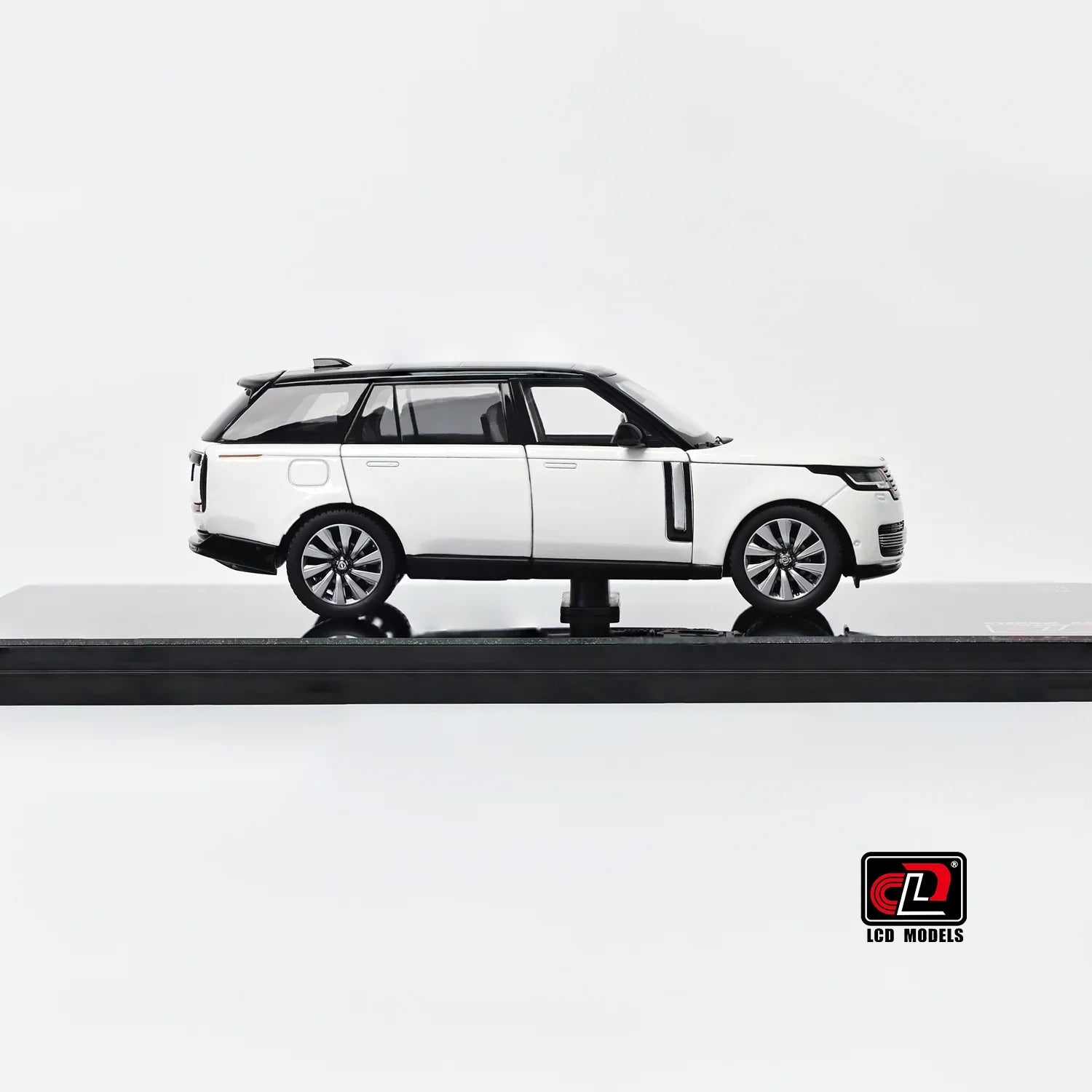 Premium scale diecast model car – Land Rover Range Rover SV SERENITY, 1:43 Scale (White with Black Roof) Collectible