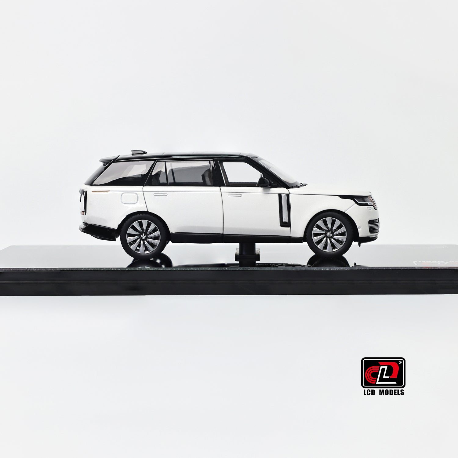 Premium scale diecast model car – Land Rover Range Rover SV SERENITY, 1:43 Scale (White with Black Roof) Collectible