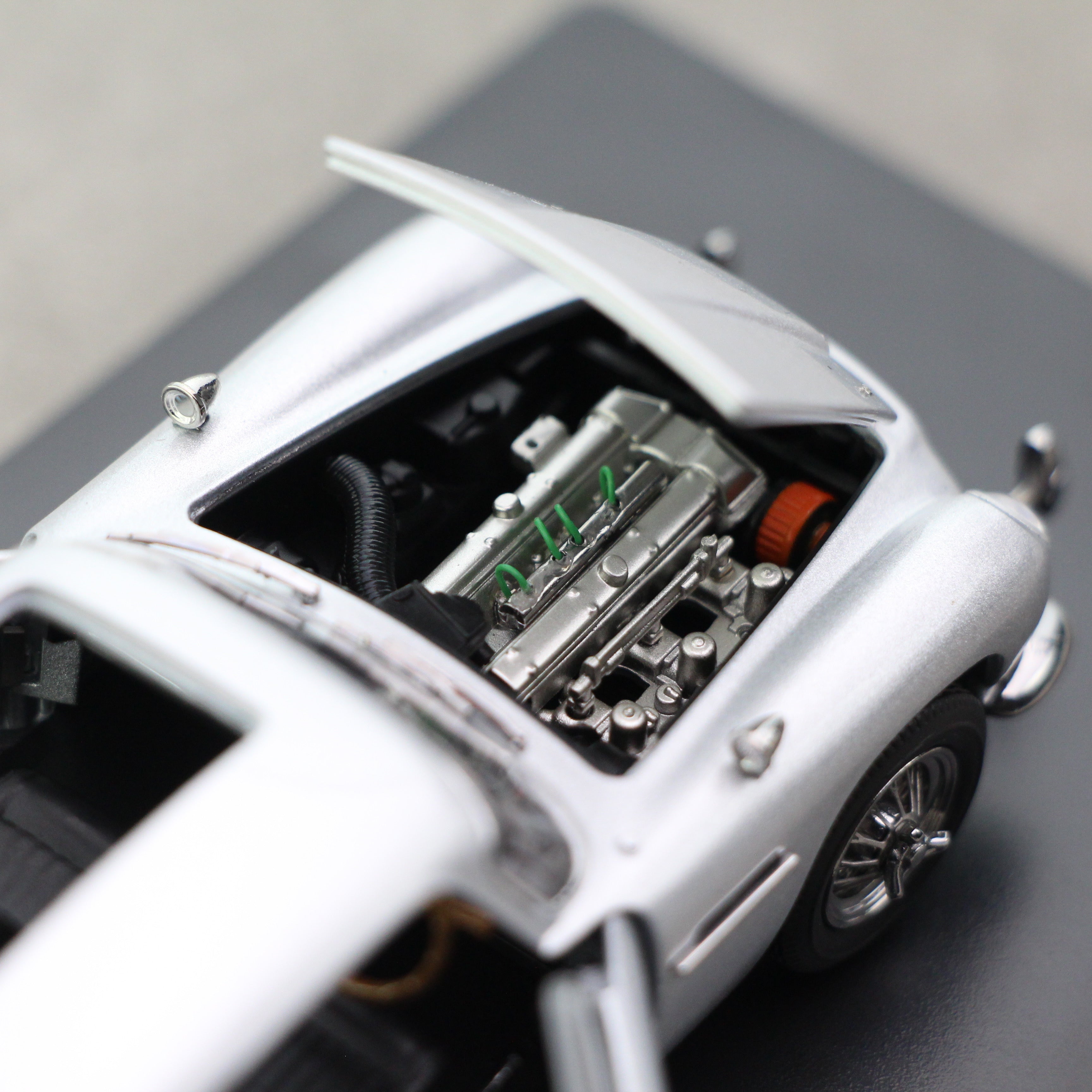 Premium scale diecast model car – James Bond 007 Aston Martin DB5, 1:43 Scale (Silver) Collectible