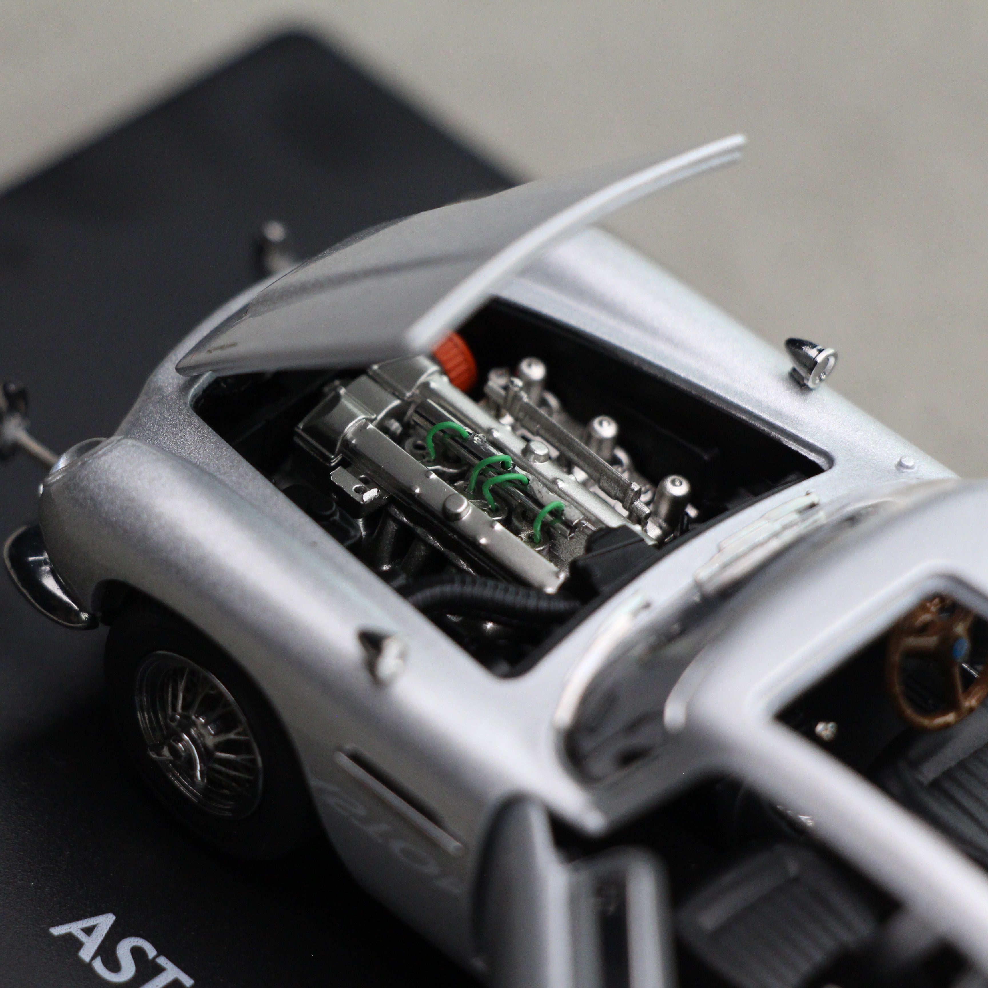 Premium scale diecast model car – James Bond 007 Aston Martin DB5, 1:43 Scale (Silver) Collectible