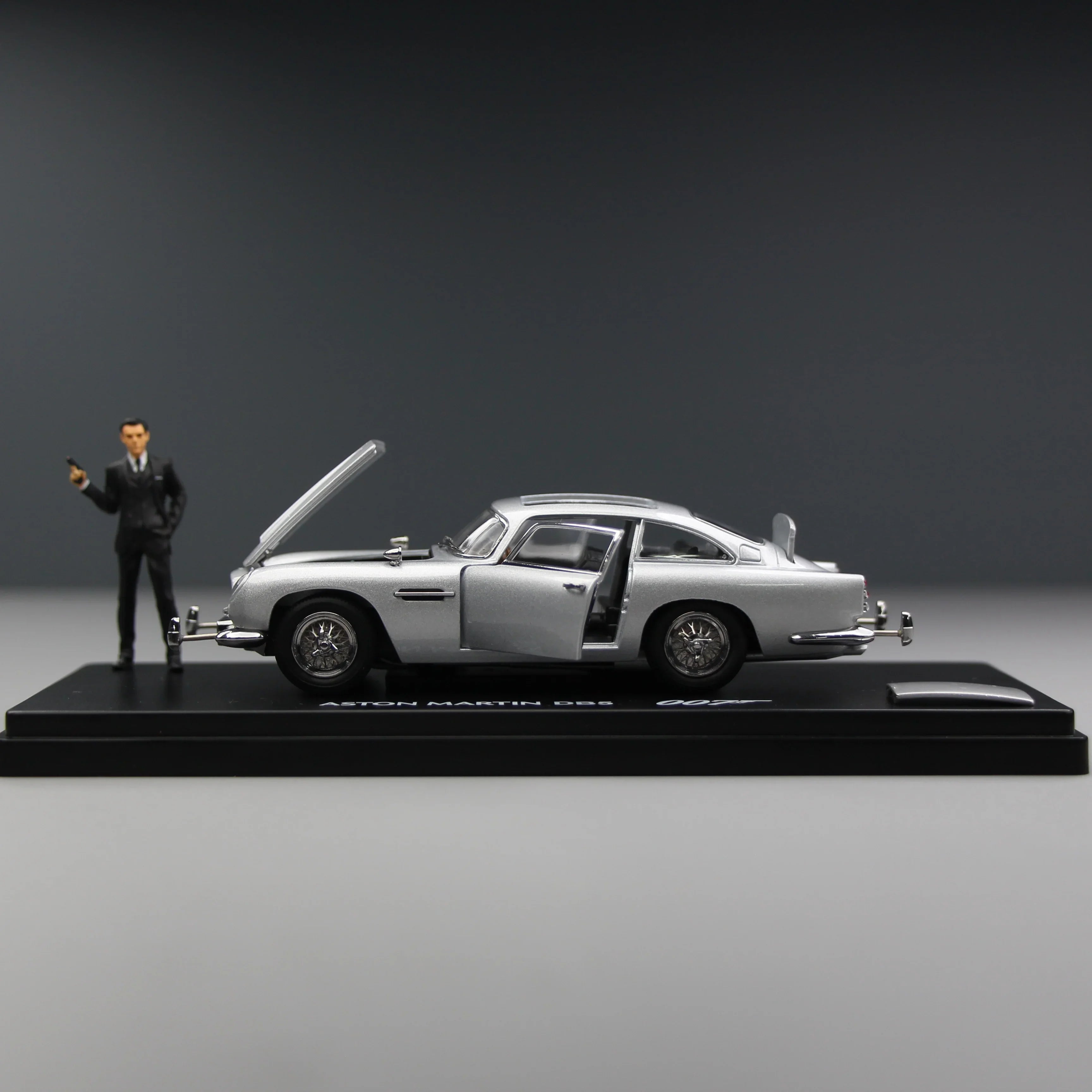 Premium scale diecast model car – James Bond 007 Aston Martin DB5, 1:43 Scale (Silver) Collectible