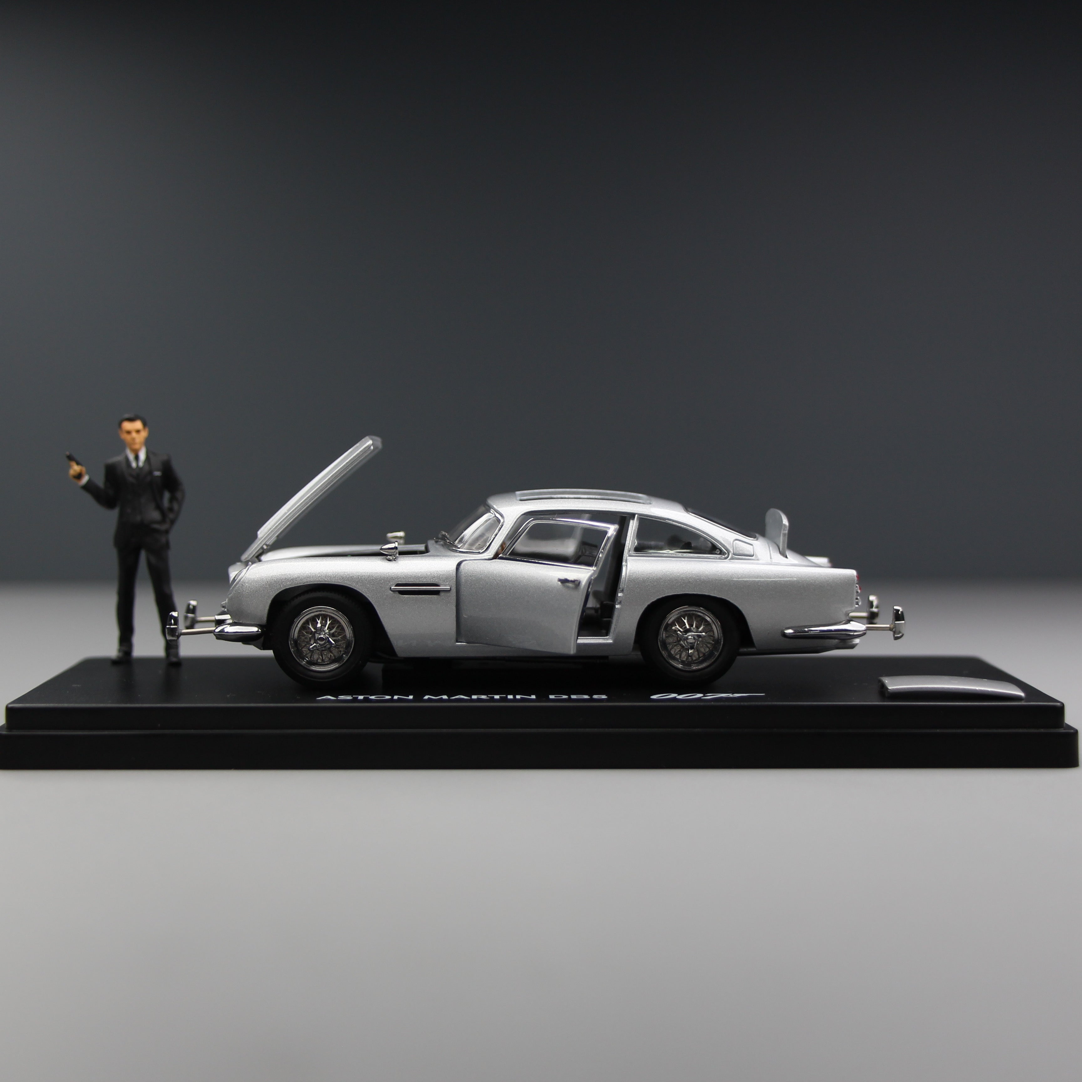 Premium scale diecast model car – James Bond 007 Aston Martin DB5, 1:43 Scale (Silver) Collectible