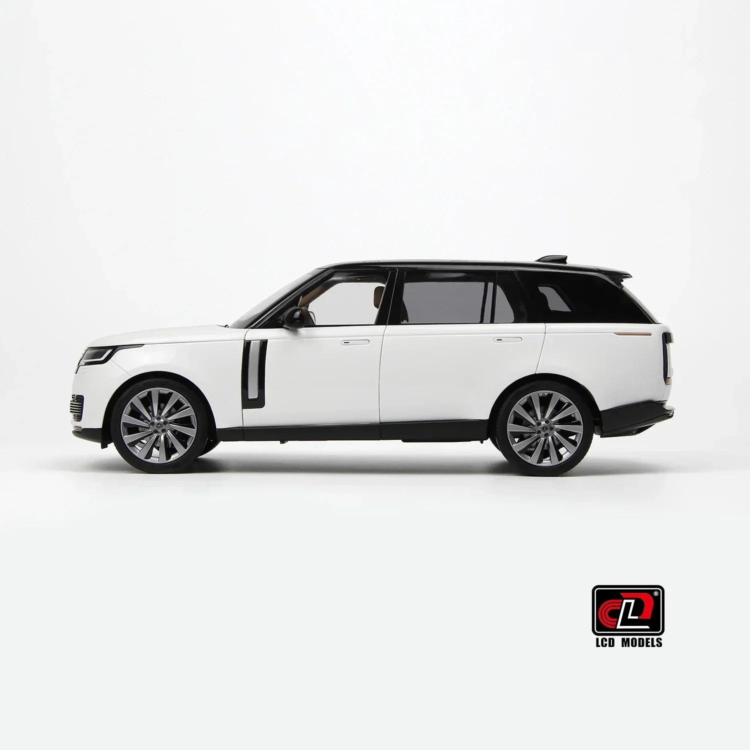 Premium scale diecast model car – Land Rover Range Rover SV SERENITY 2022, 1:18 Scale (White with Black Roof) Collectible