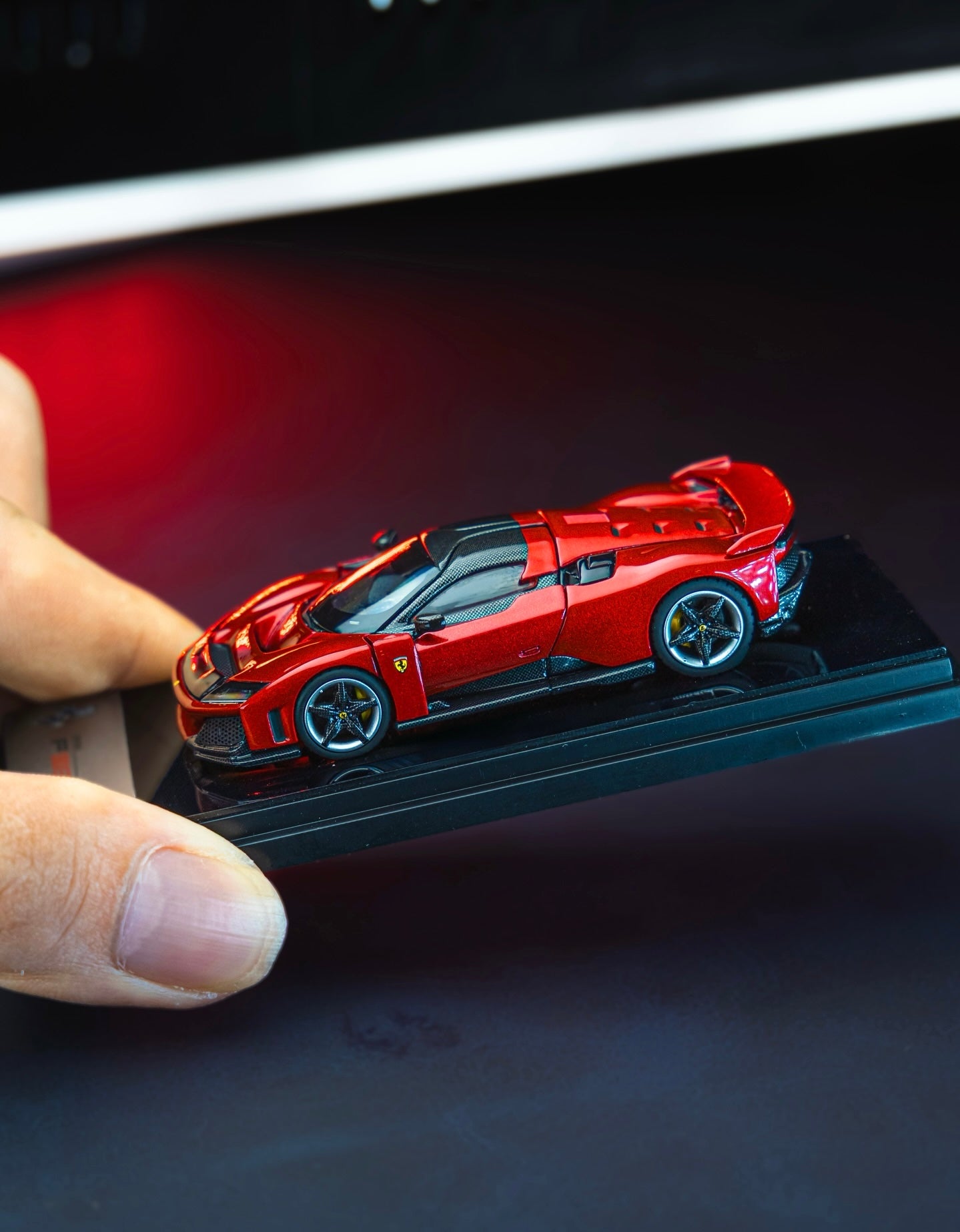 Ferrari F80 Rosso Supercar, 1:64 Scale