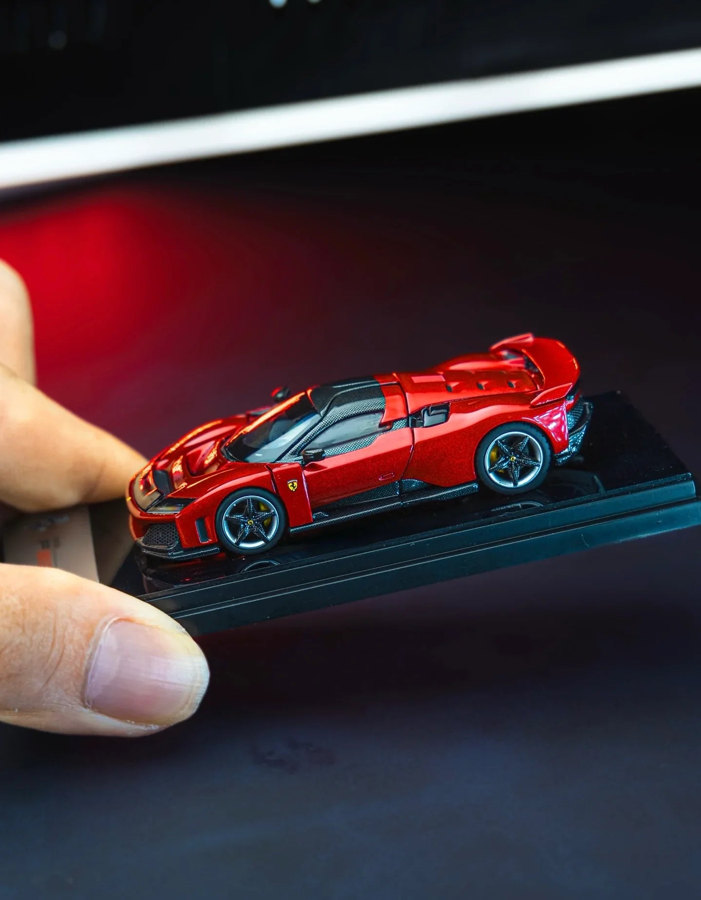 Ferrari F80 Rosso Supercar, 1:64 Scale