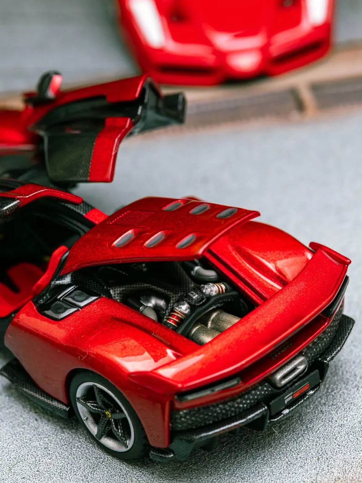 Ferrari F80 Rosso Supercar, 1:64 Scale