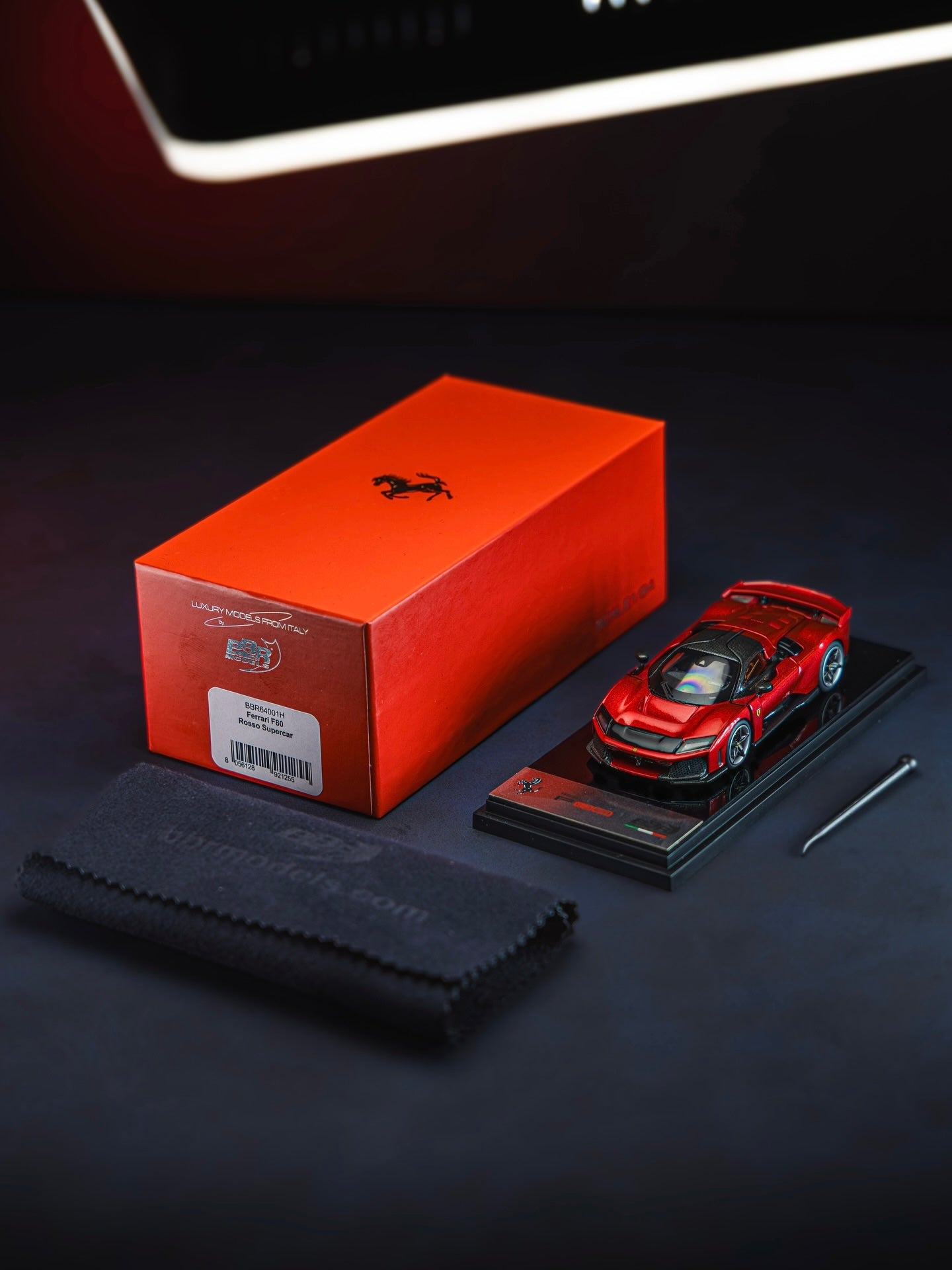 Ferrari F80 Rosso Supercar, 1:64 Scale