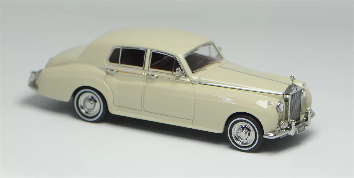 Premium scale diecast model car – Rolls Royce Silver Cloud 1955, 1:64 Scale (Ivory) Collectible
