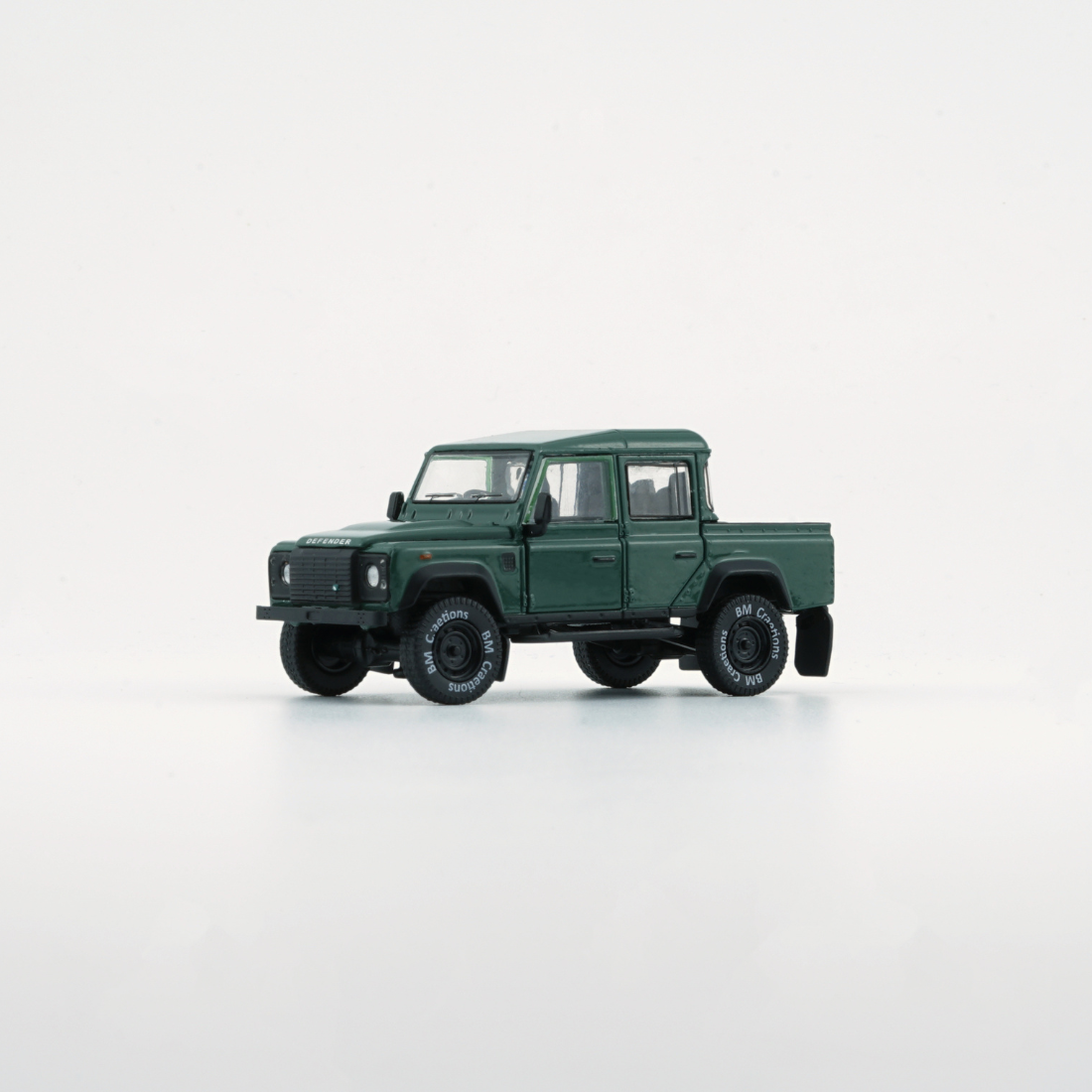 Land Rover 2016 Defender 110 Pick Up, 1:64 Scale (Green)