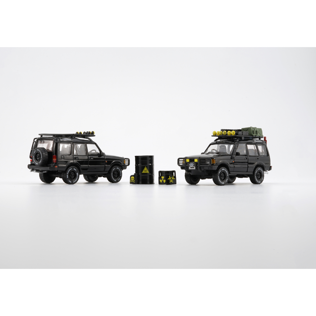 Land Rover Discovery 1 with Accessory 1998, 1:64 Scale (Black)