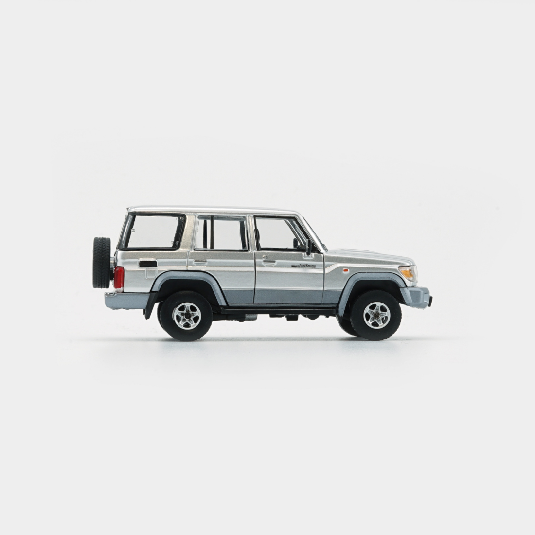 Toyota Land Cruiser LC76, 1:64 Scale (Silver)