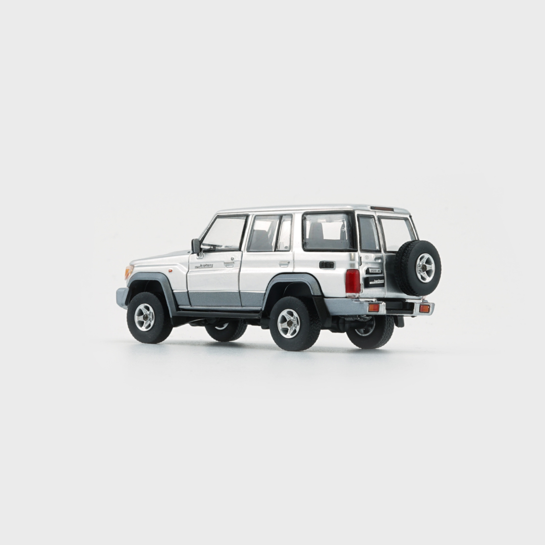 Toyota Land Cruiser LC76, 1:64 Scale (Silver)