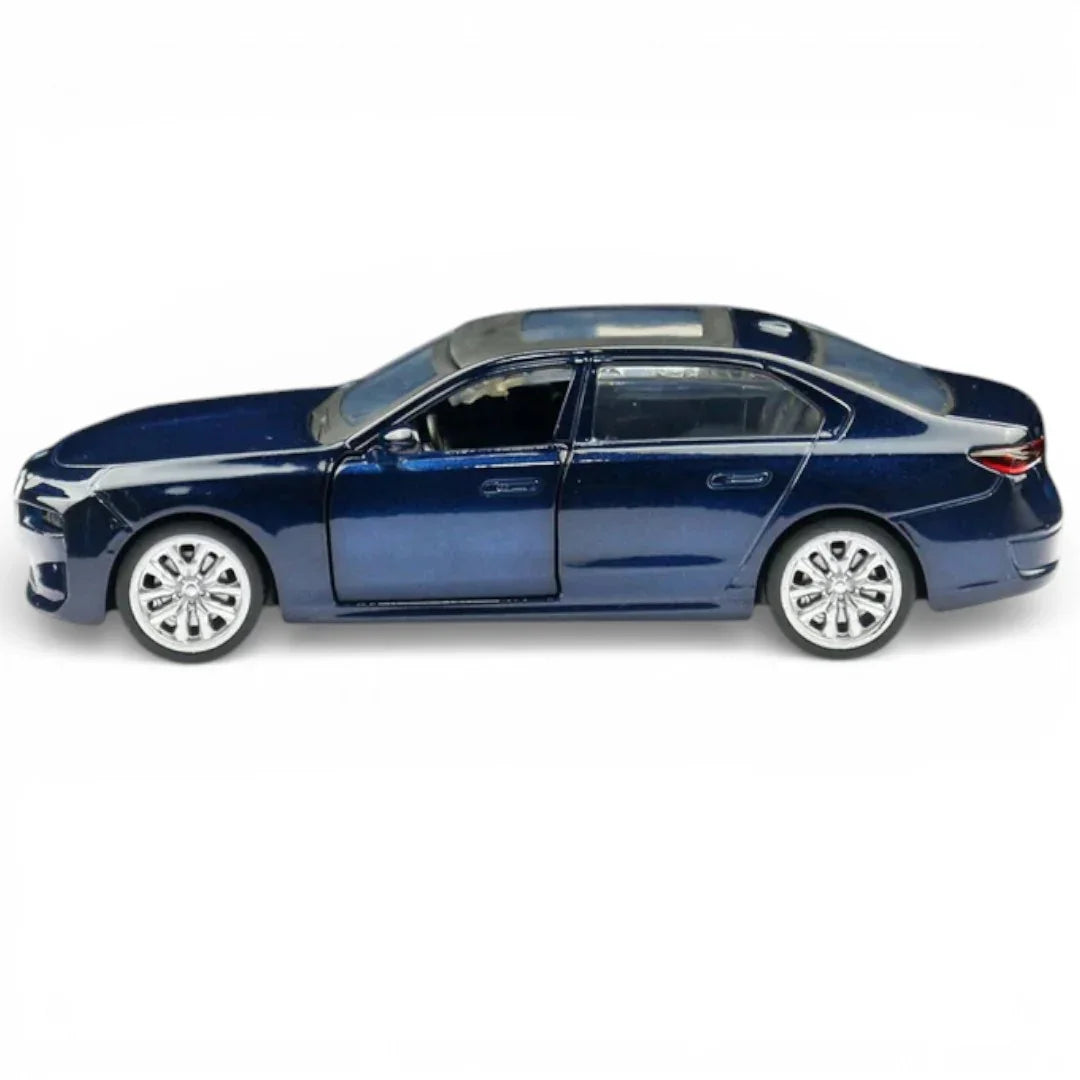 Premium scale diecast model car – BMW I7, 1:43 Scale (Blue) Collectible