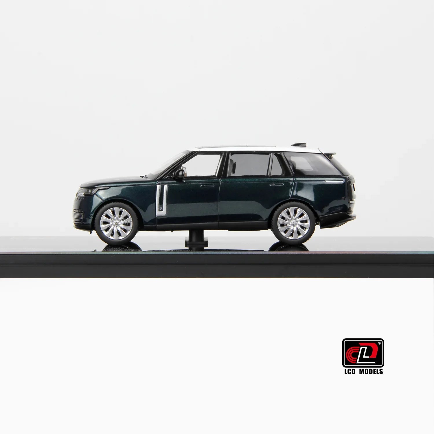 Premium scale diecast model car – Land Rover Range Rover SV SERENITY, 1:43 Scale (Green with White Roof) Collectible