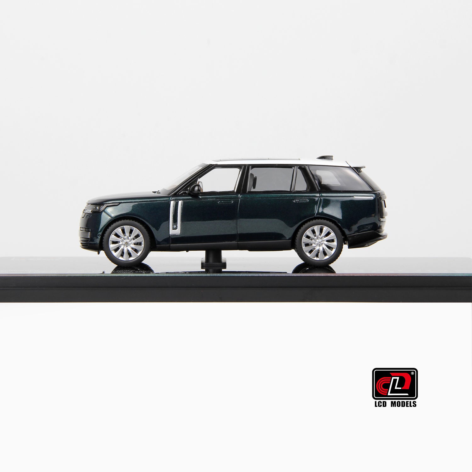 Premium scale diecast model car – Land Rover Range Rover SV SERENITY, 1:43 Scale (Green with White Roof) Collectible