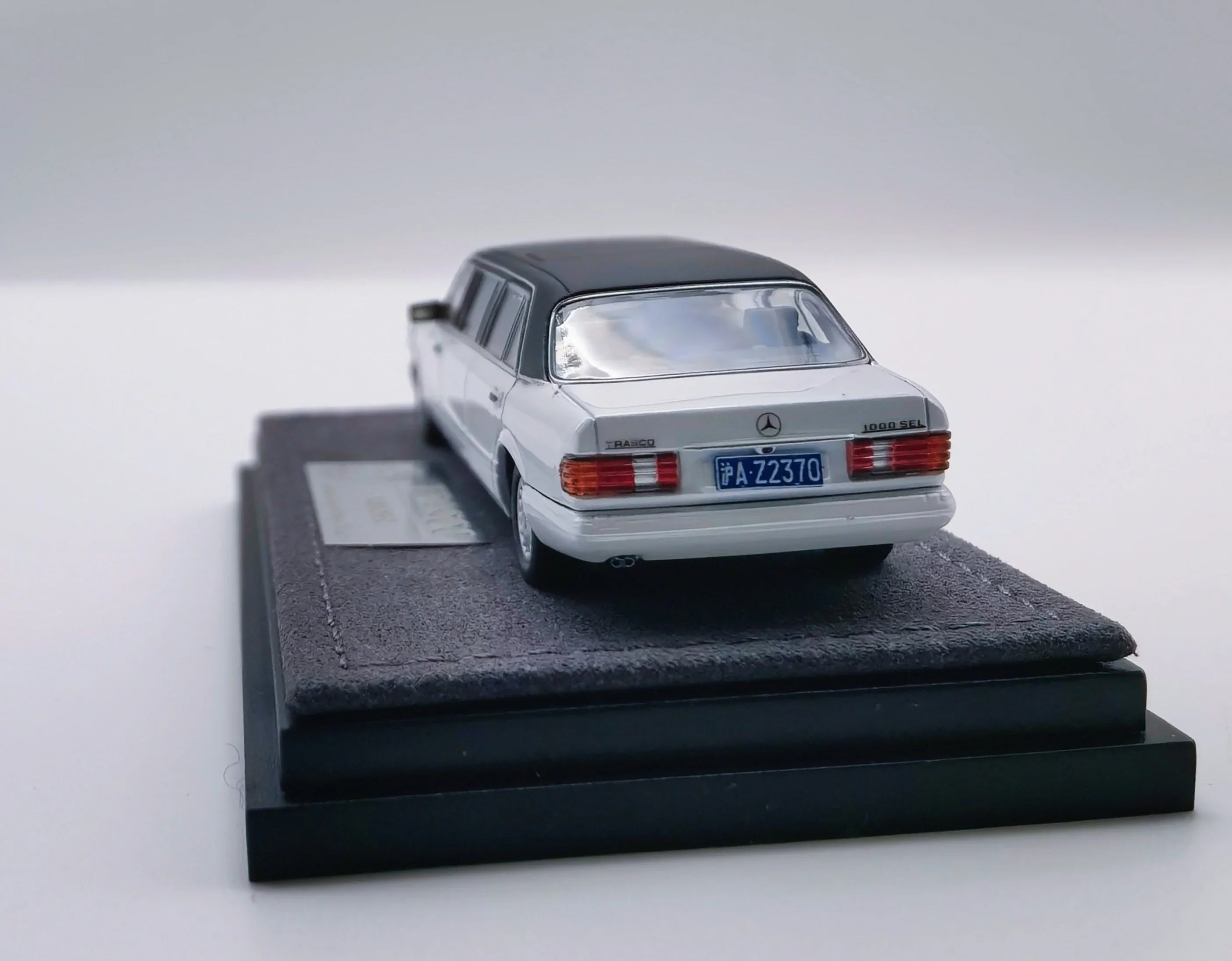 Premium scale diecast model car – *HEC 2026* Mercedes S-Class W126 44" Limosine Trasco 1000SEL, 1:64 Scale (White) Collectible