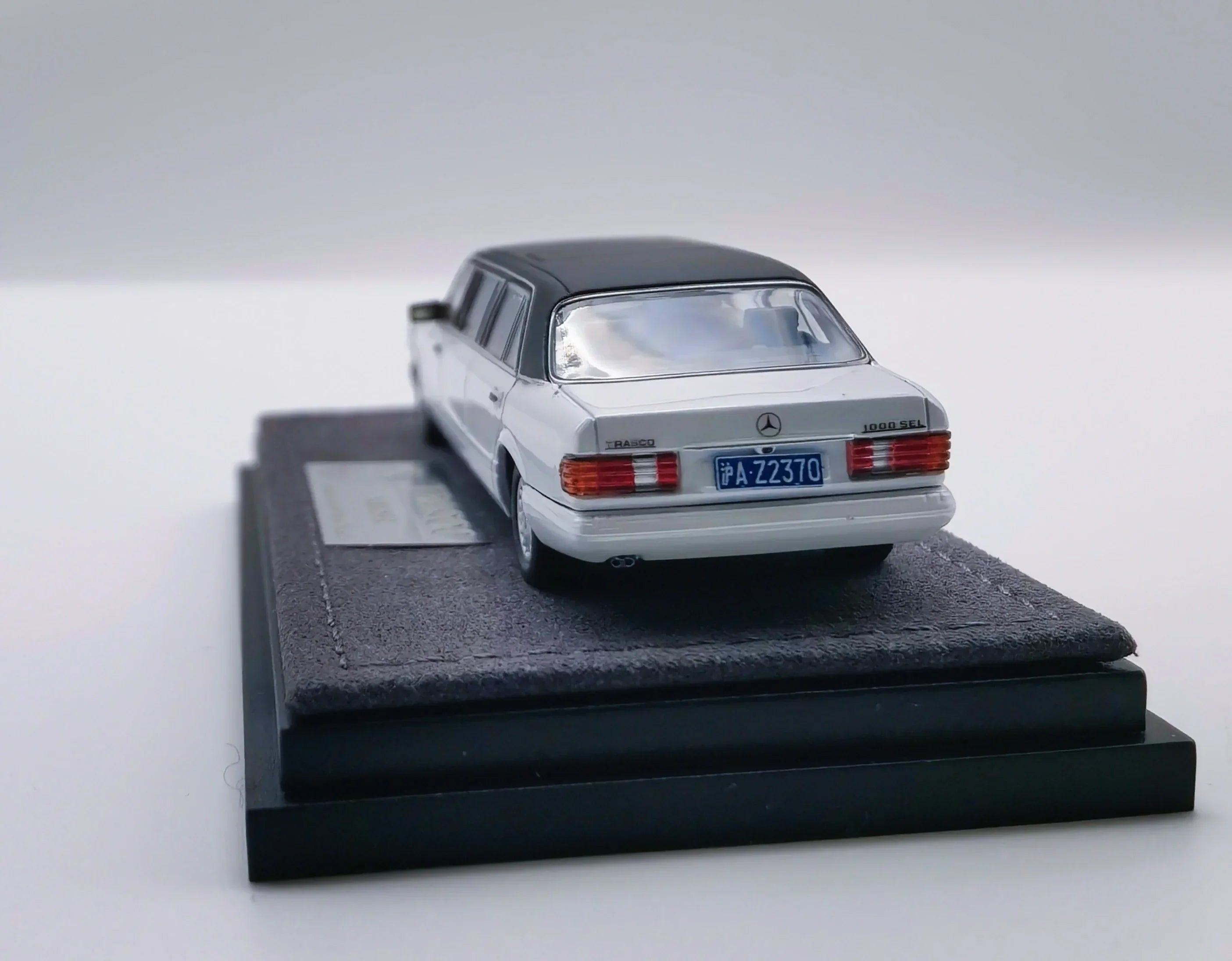 Premium scale diecast model car – *HEC 2026* Mercedes S-Class W126 44" Limosine Trasco 1000SEL, 1:64 Scale (White) Collectible