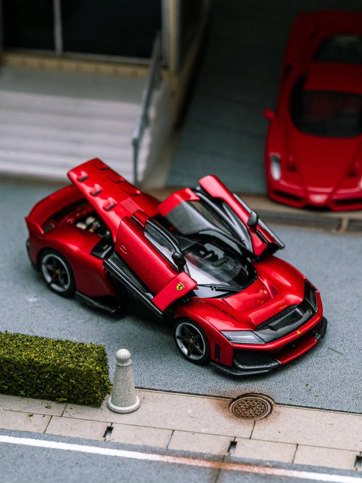 Ferrari F80 Rosso Supercar, 1:64 Scale