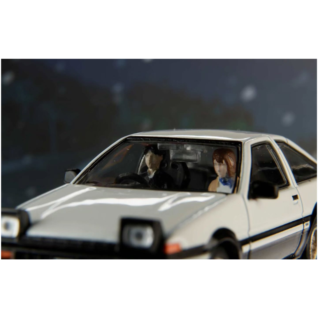*APAXPO 2026* Toyota Sprinter Trueno AE86, Initial D, Takumi Fujiwara and Natsuki Mogi, Diorama Set with Figures -Summer (Fujiwara Togu Shop Livery), 1:64 Scale