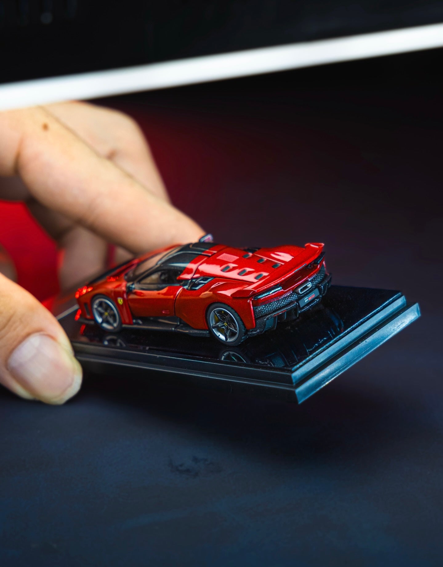 Ferrari F80 Rosso Supercar, 1:64 Scale
