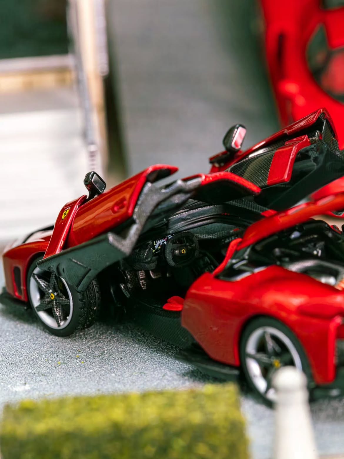 Ferrari F80 Rosso Supercar, 1:64 Scale