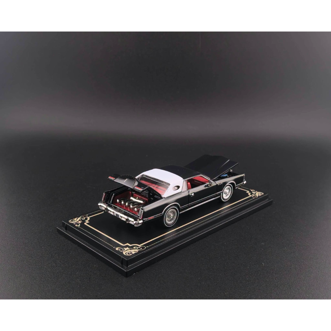 *PRE-ORDER* Lincoln Continental 1979 Open-Engin Hood, Visible Engine Black Color (Limited to 999pcs), 1:64 Scale