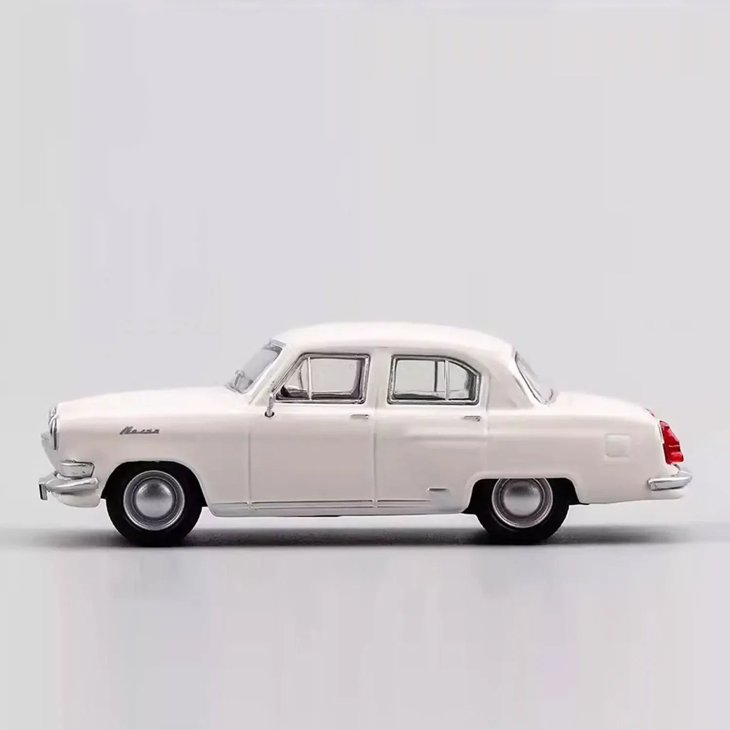 Premium scale diecast model car – GAZ-21 Volga, 1:64 Scale (White) Collectible