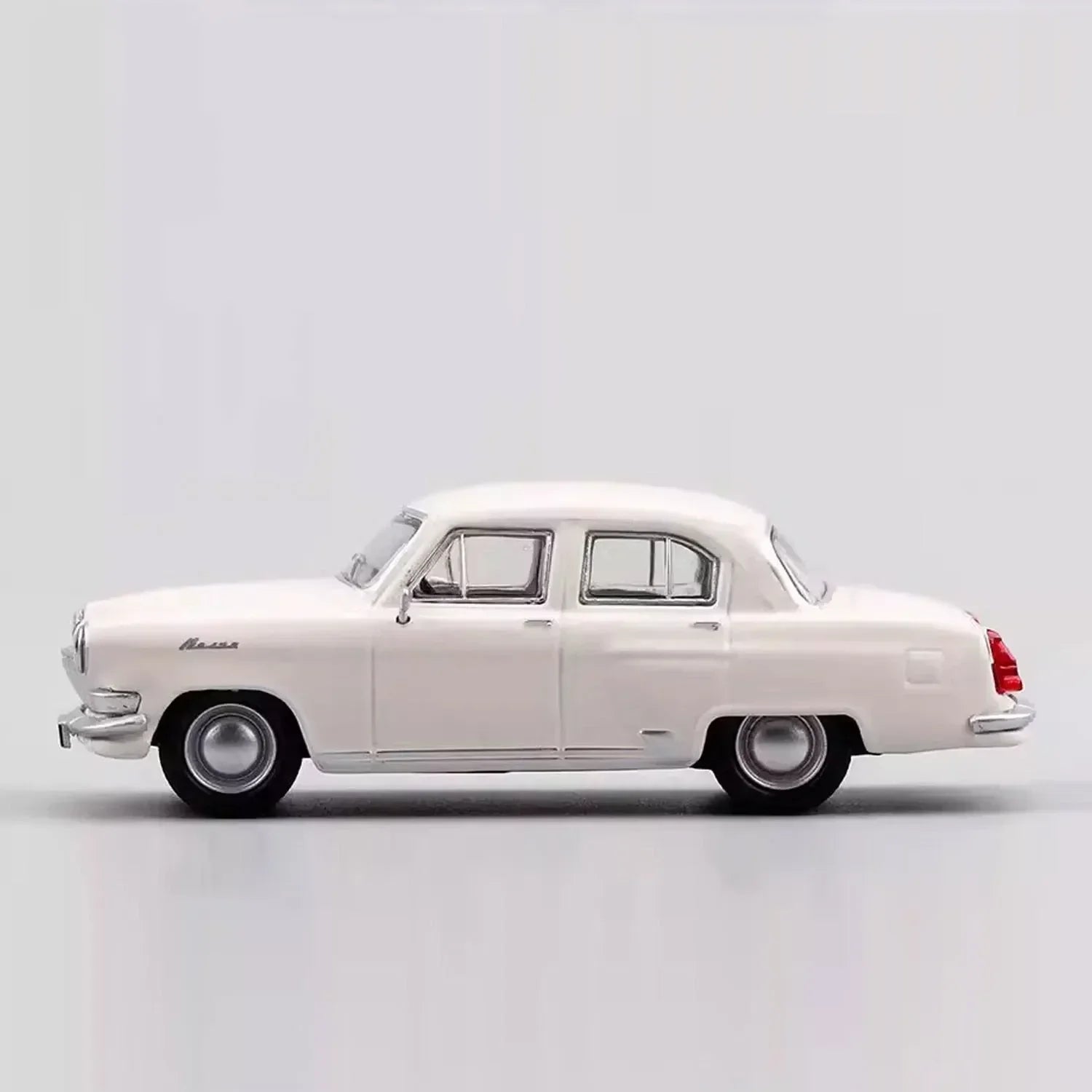 Premium scale diecast model car – GAZ-21 Volga, 1:64 Scale (White) Collectible