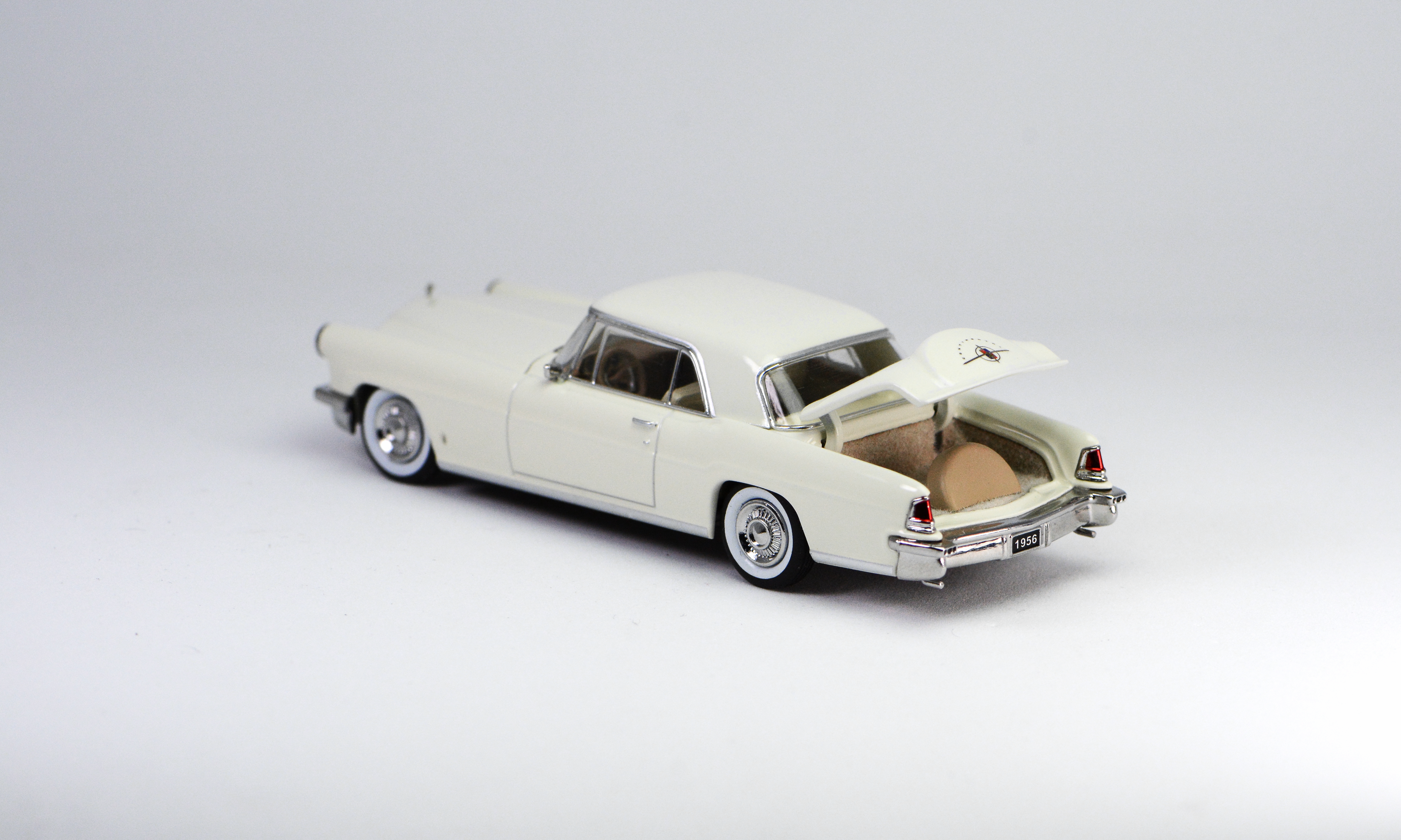 Premium scale diecast model car – *HEC 2026* Continental Mark II Elvis Presley's 1956, 1:64 Scale (White) Collectible