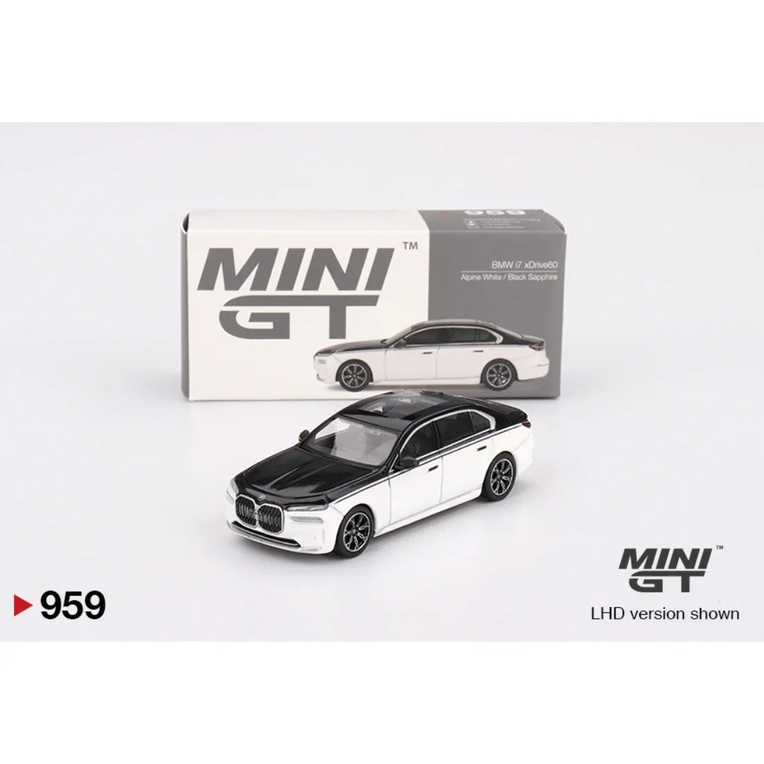BMW i7 xDrive60 Alpine White / Black Sapphire, 1:64 Scale