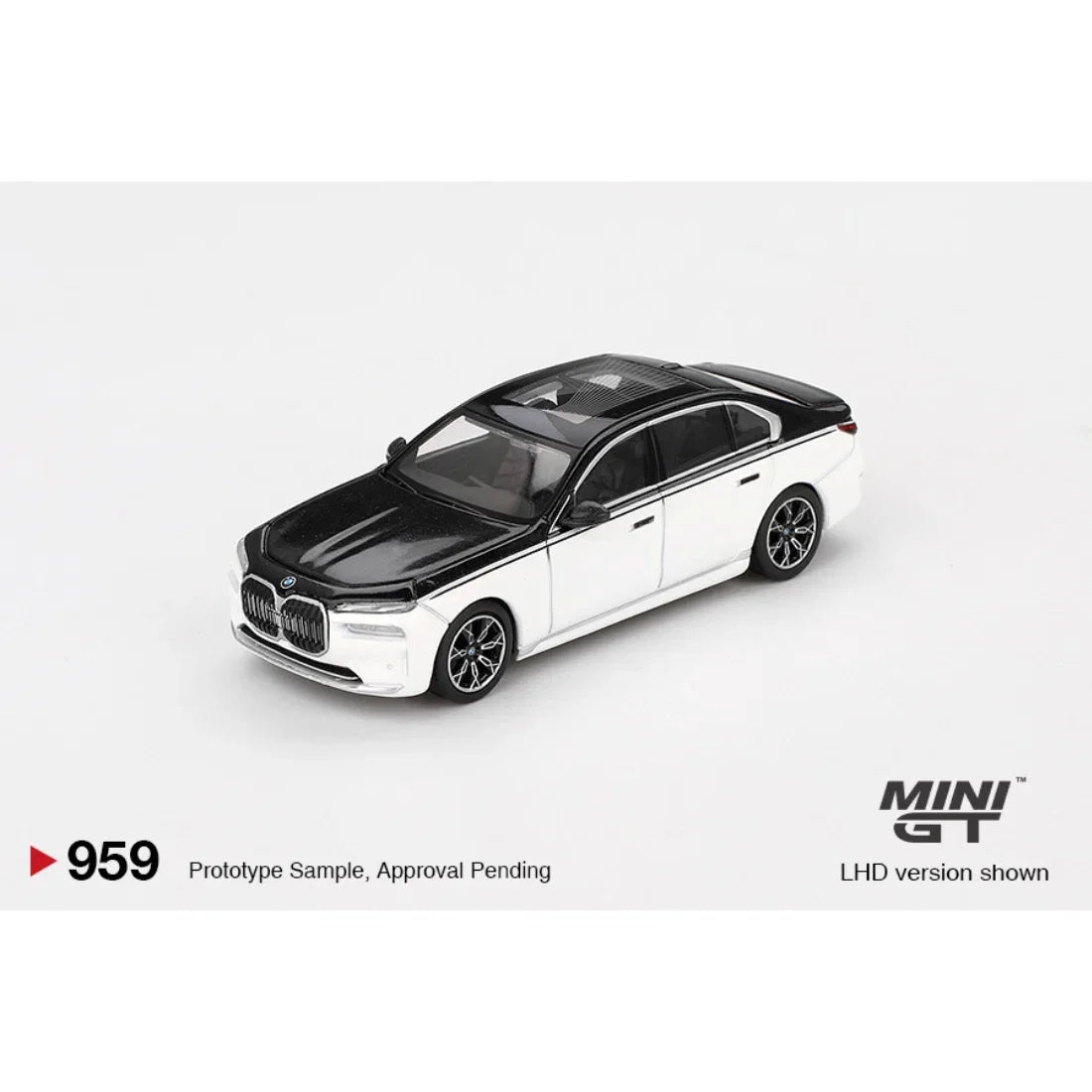BMW i7 xDrive60 Alpine White / Black Sapphire, 1:64 Scale