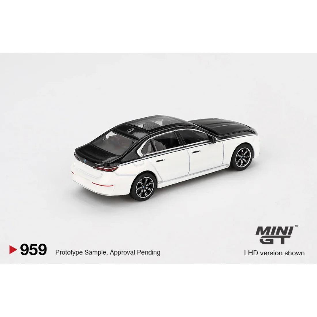 BMW i7 xDrive60 Alpine White / Black Sapphire, 1:64 Scale