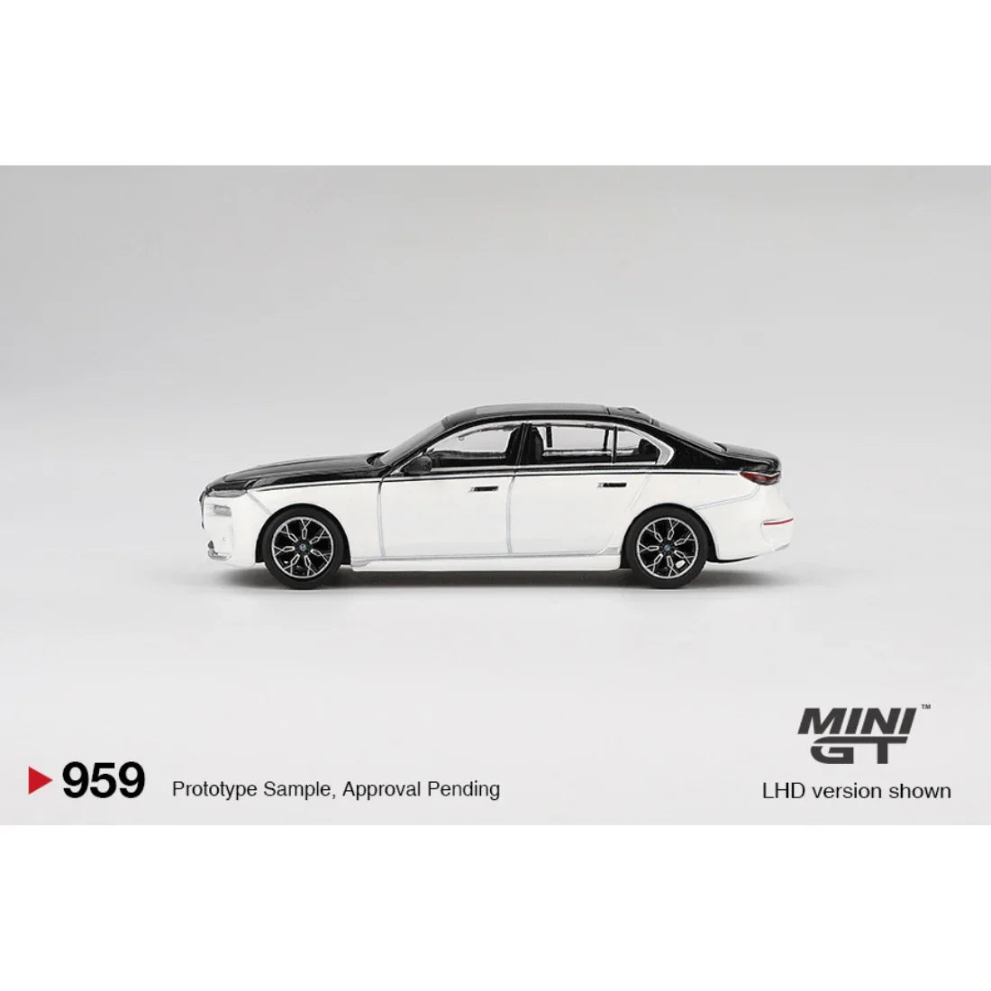 BMW i7 xDrive60 Alpine White / Black Sapphire, 1:64 Scale