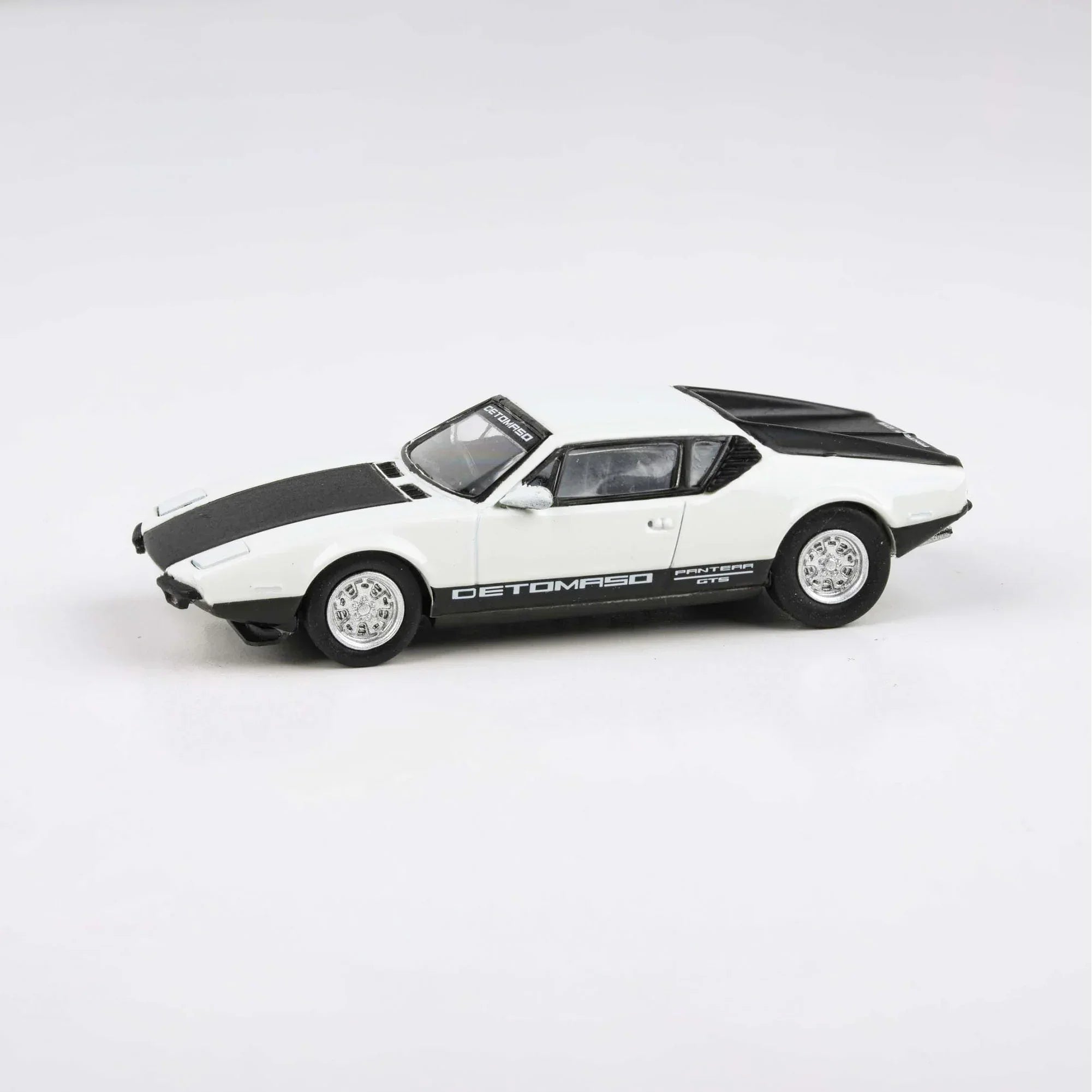 Premium scale diecast model car – De Tomaso Pantera RHD 1972, 1:64 Scale (White) Collectible