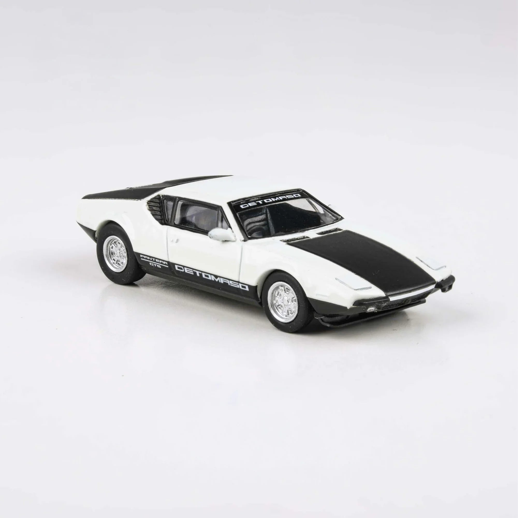 Premium scale diecast model car – De Tomaso Pantera RHD 1972, 1:64 Scale (White) Collectible