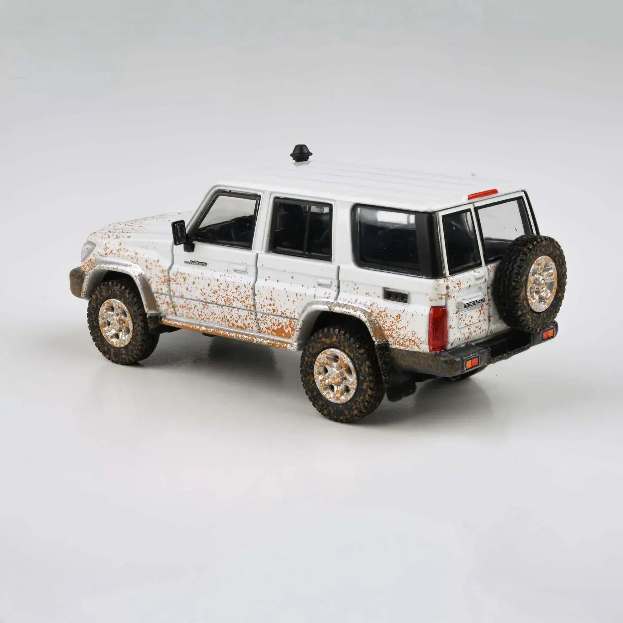 Premium scale diecast model car – Toyota Land Cruiser 76 Off Road Effect LHD, 1:64 Scale (White) Collectible