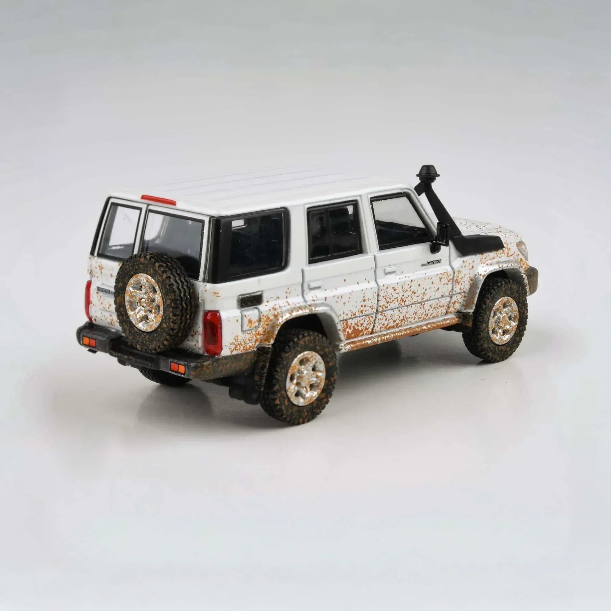 Premium scale diecast model car – Toyota Land Cruiser 76 Off Road Effect LHD, 1:64 Scale (White) Collectible