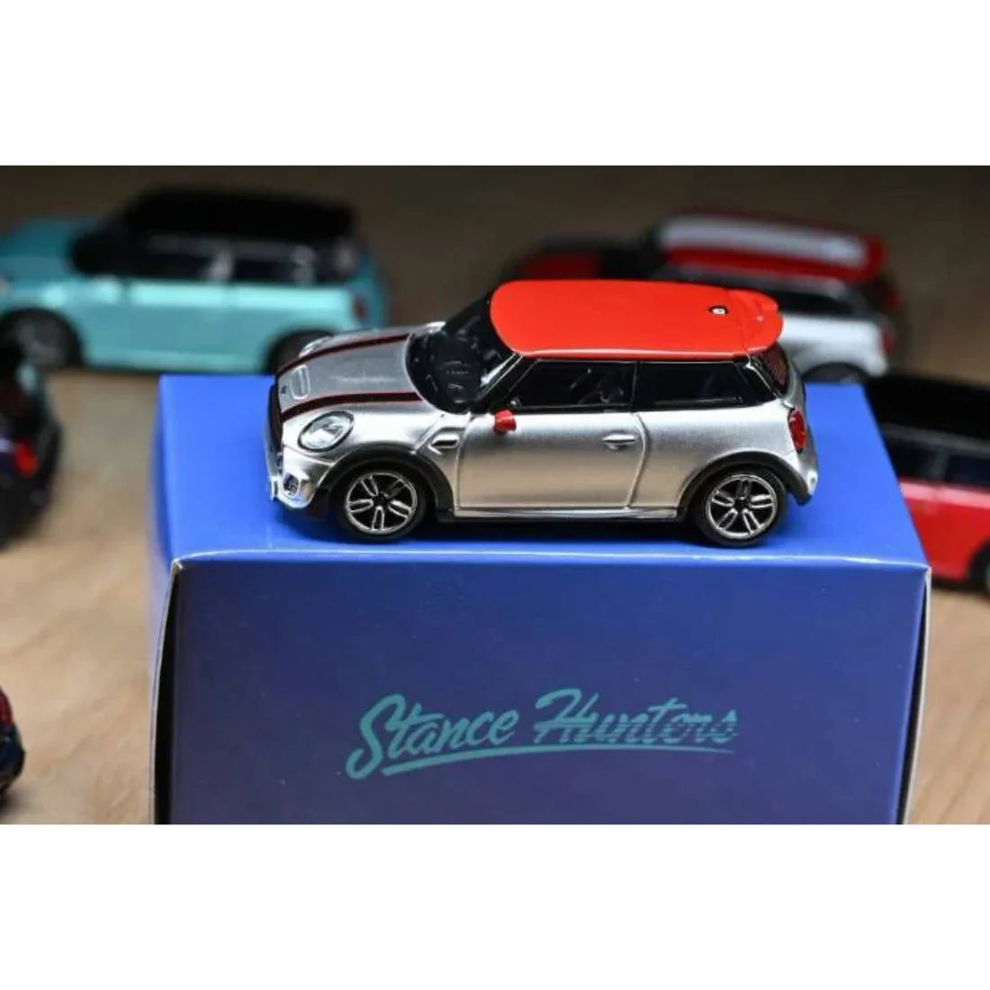 Mini Cooper Silver with Red Roof Top, 1:64 Scale