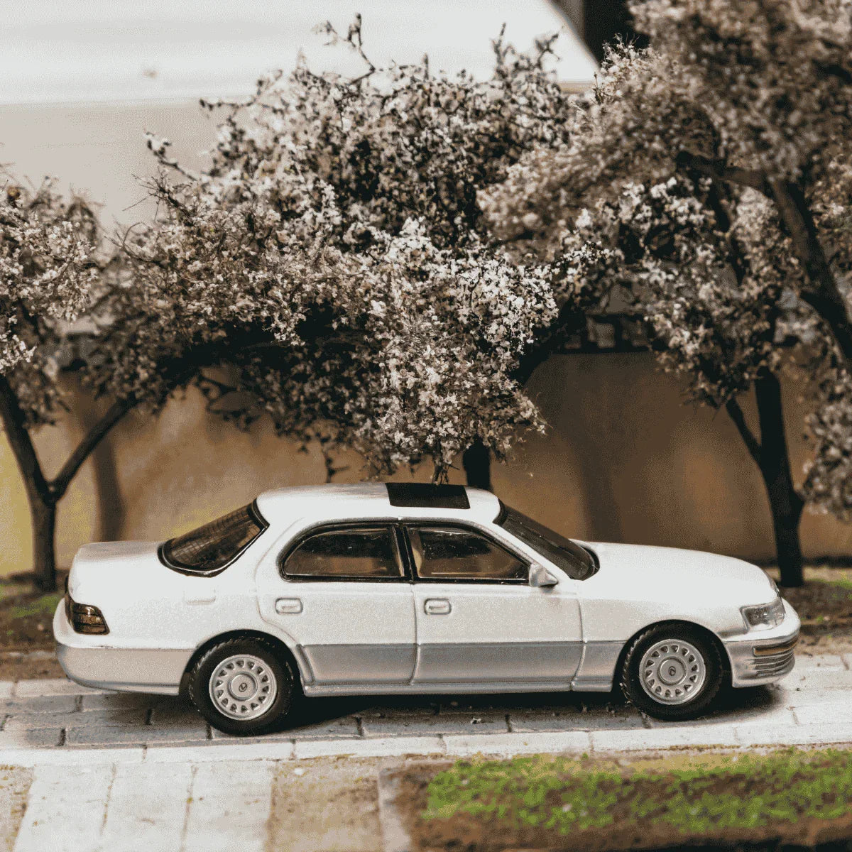*PRE-ORDER* Lexus LS400 (UCF10) Chance of Chase Car, 1:64 Scale (Pearl White)