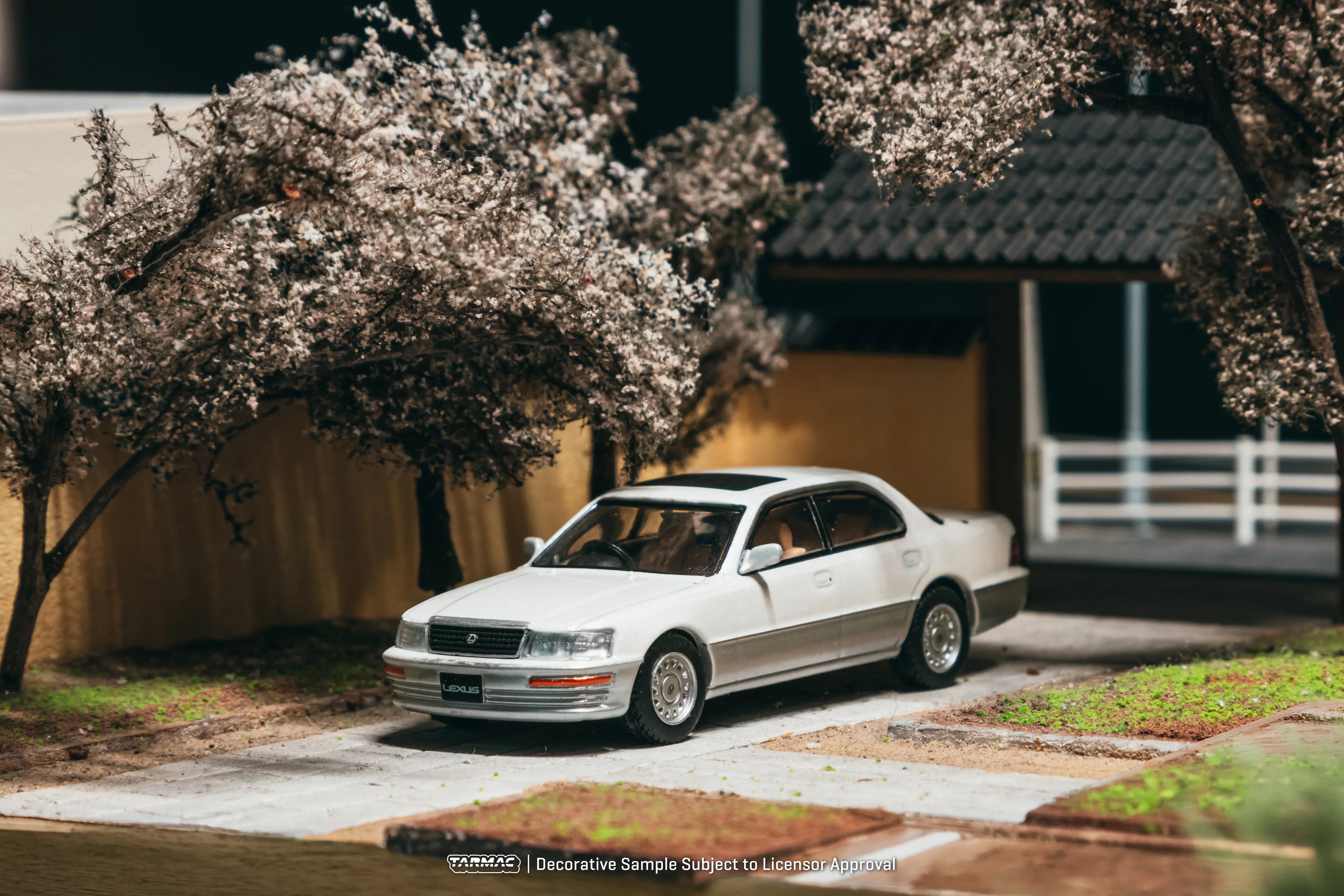 Premium scale diecast model car – *PRE-ORDER* Lexus LS400 (UCF10) Chance of Chase Car (Blister Pack), 1:64 Scale (Pearl White) Collectible
