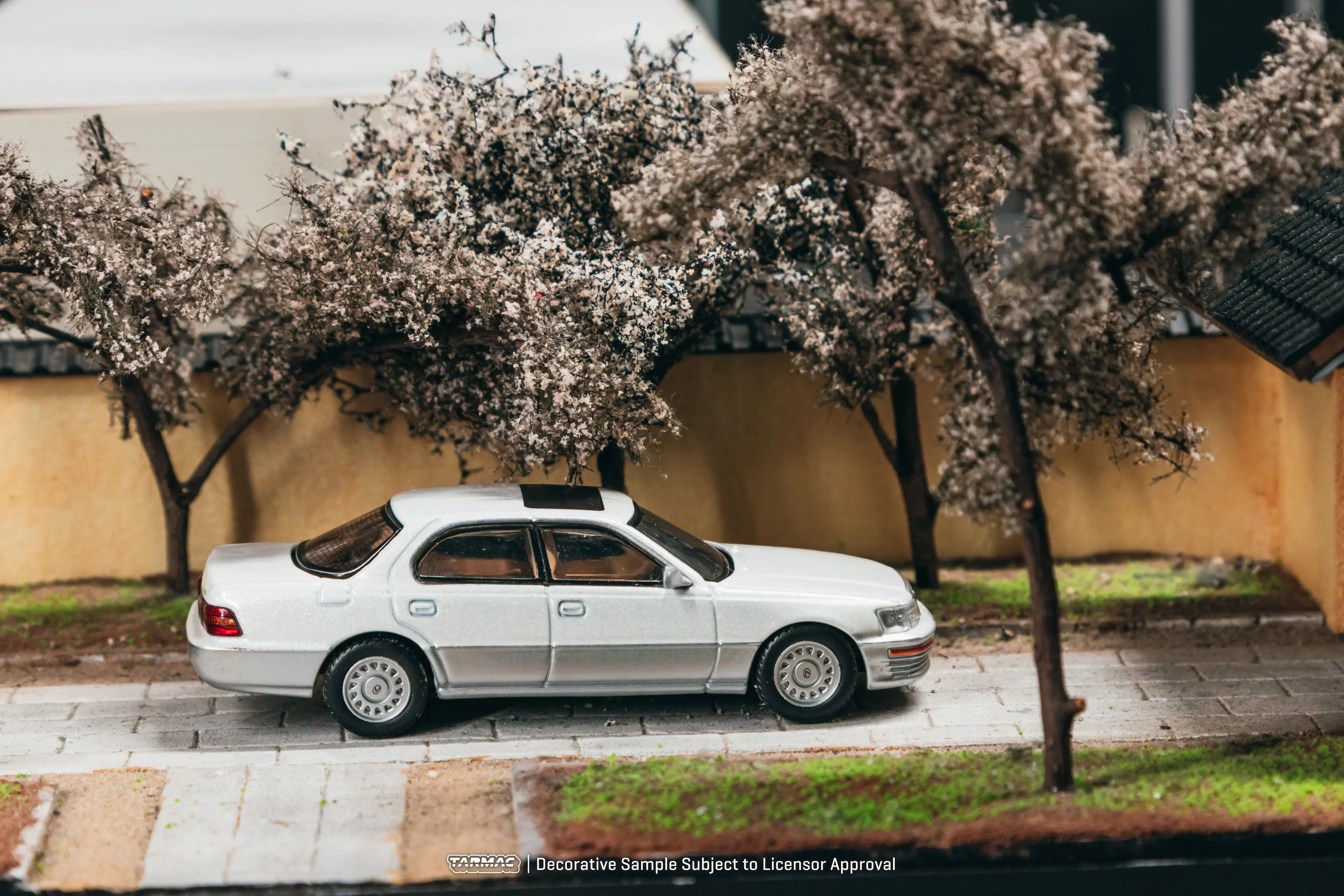 Premium scale diecast model car – *PRE-ORDER* Lexus LS400 (UCF10) Chance of Chase Car (Blister Pack), 1:64 Scale (Pearl White) Collectible
