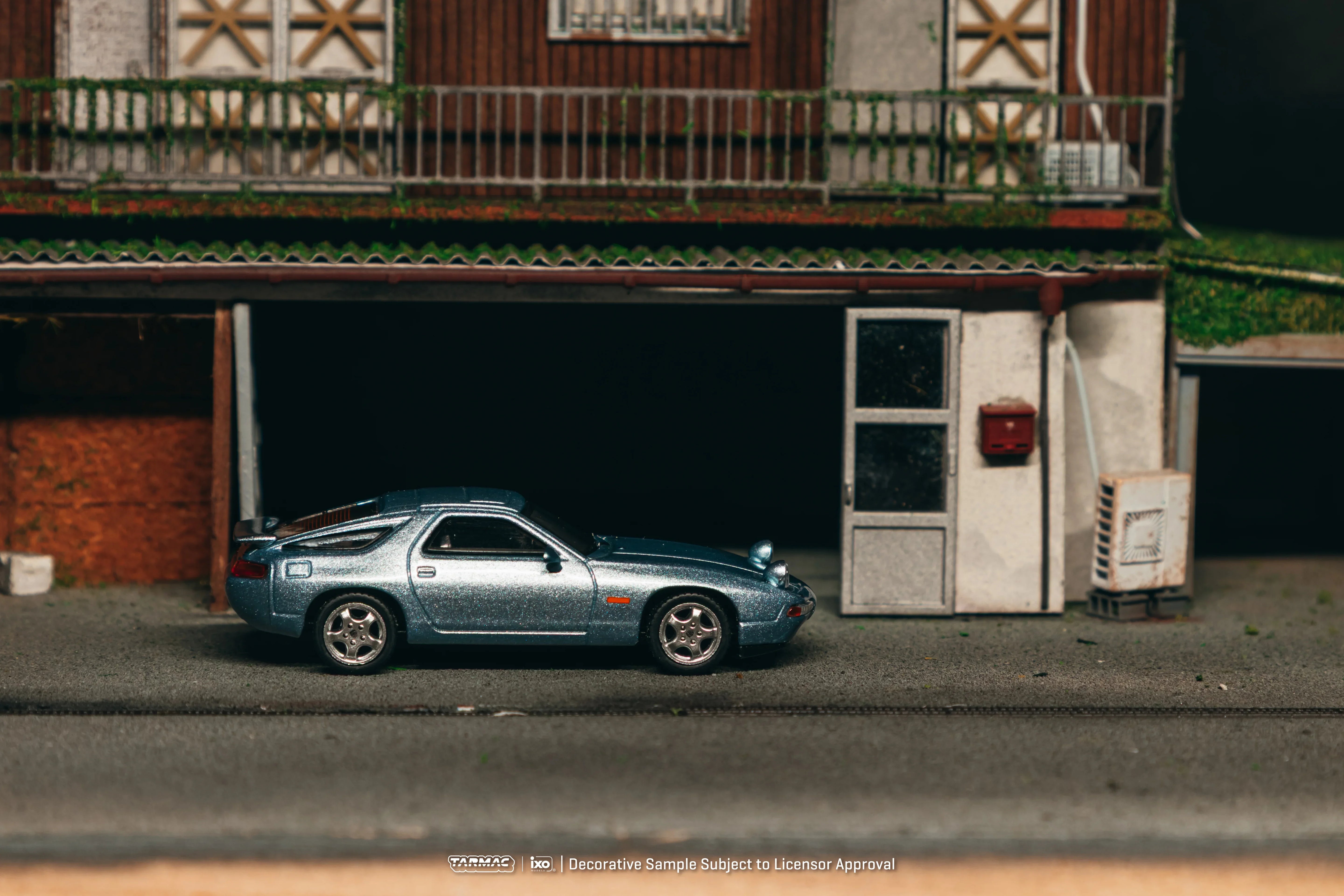 *PRE-ORDER* X iXO Models Porsche 928 GTS Chance of Chase Car with Closed Head-Light, 1:64 Scale (Blue Metallic)