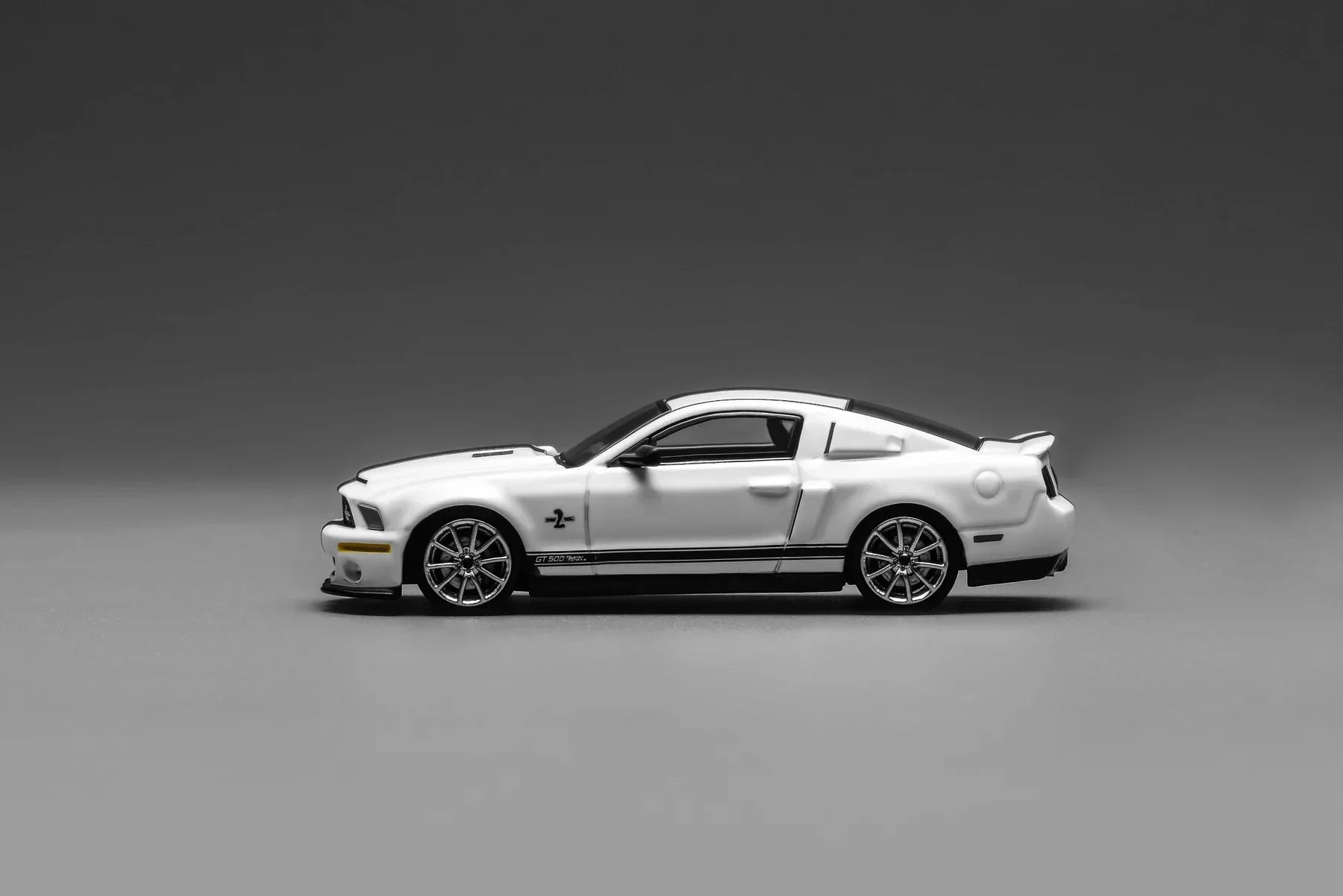 Premium scale diecast model car – Ford Mustang Shelby GT500 Super Snake 2007, 1:64 Scale (White) Collectible