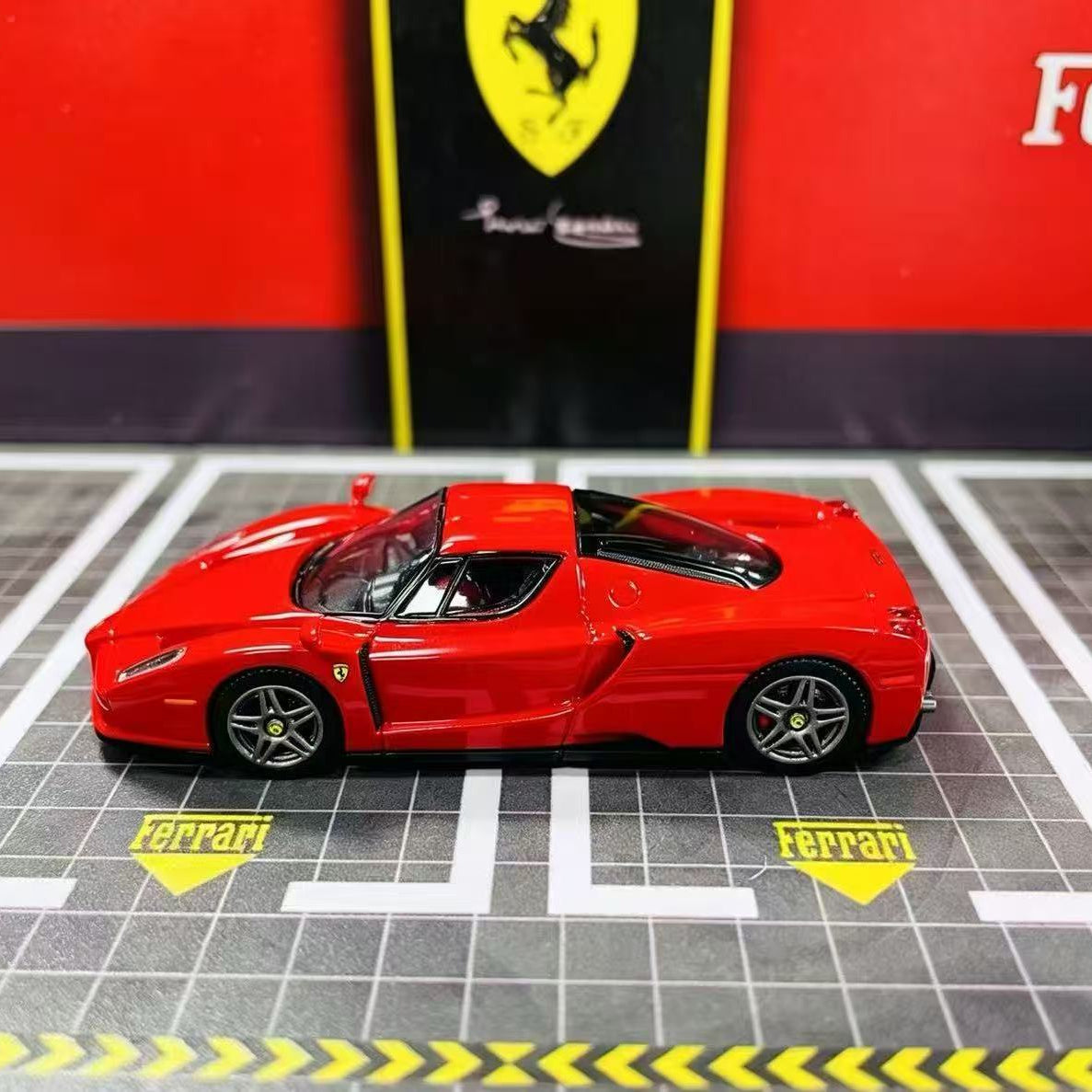 *PRE-ORDER* Ferrari Enzo (Visible Engine) Rosso Corsa, 1:64 Scale