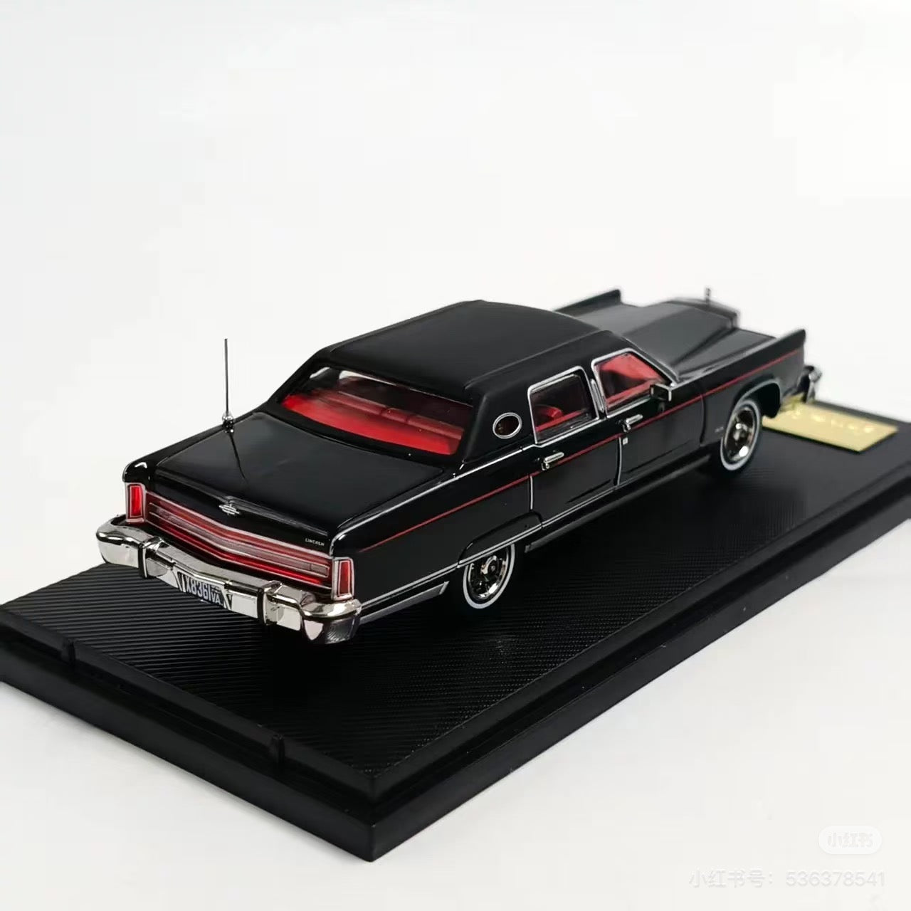 *PRE-ORDER* Lincoln Continental 1979 Town Car (Limited to 999pcs), 1:64 Scale