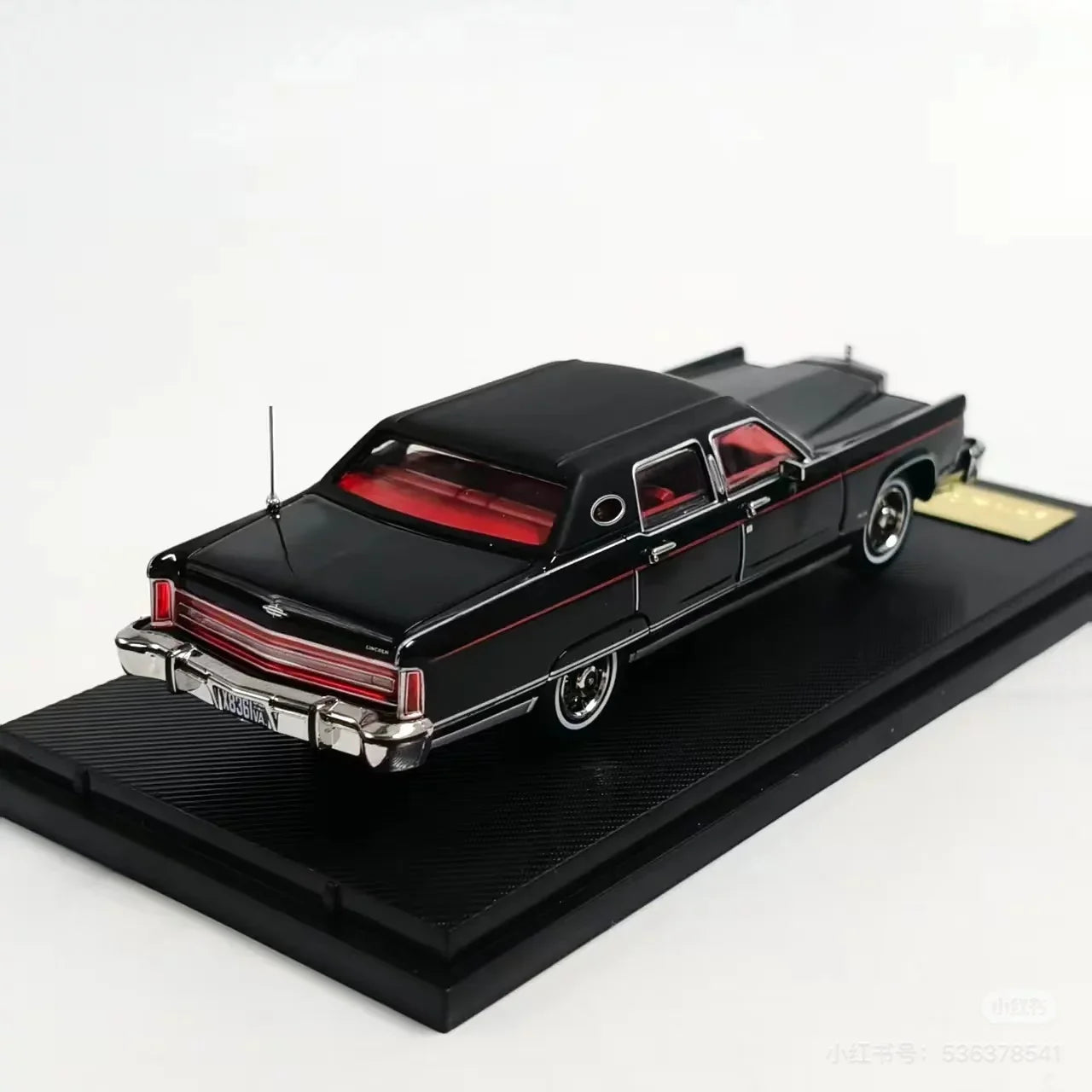 *PRE-ORDER* Lincoln Continental 1979 Town Car (Limited to 999pcs), 1:64 Scale