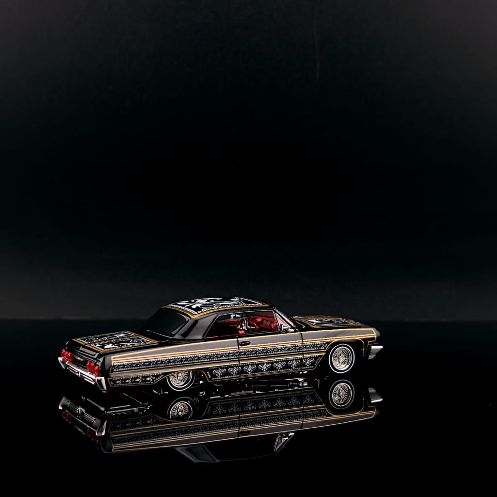 *PRE-ORDER* Chevrolet Impala Lowrider Black-Gold Livery (Open-Engin Hood & Rear Hood, Visible Engine.Assemble Top), 1:64 Scale