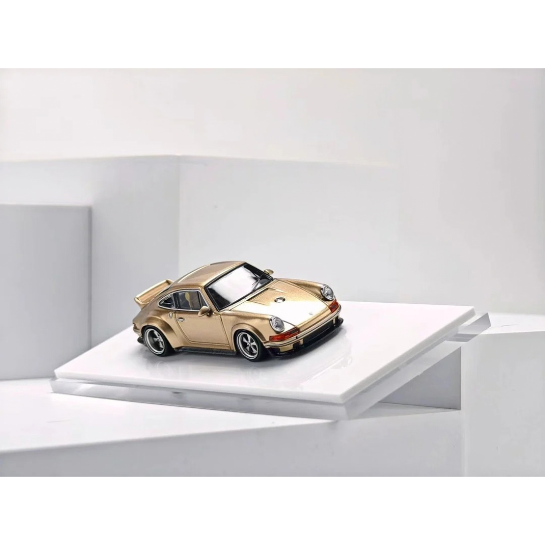 Porsche Singer DLS, 1:64 Scale (Vintage Champagne Gold)