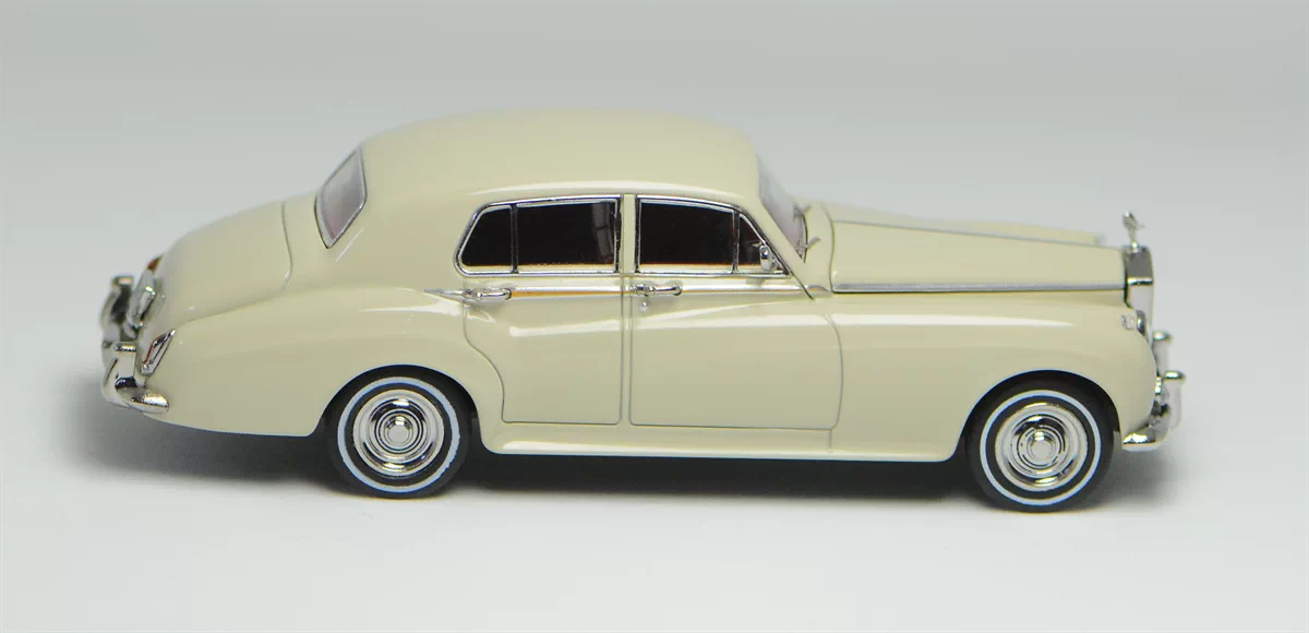 Premium scale diecast model car – Rolls Royce Silver Cloud 1955, 1:64 Scale (Ivory) Collectible