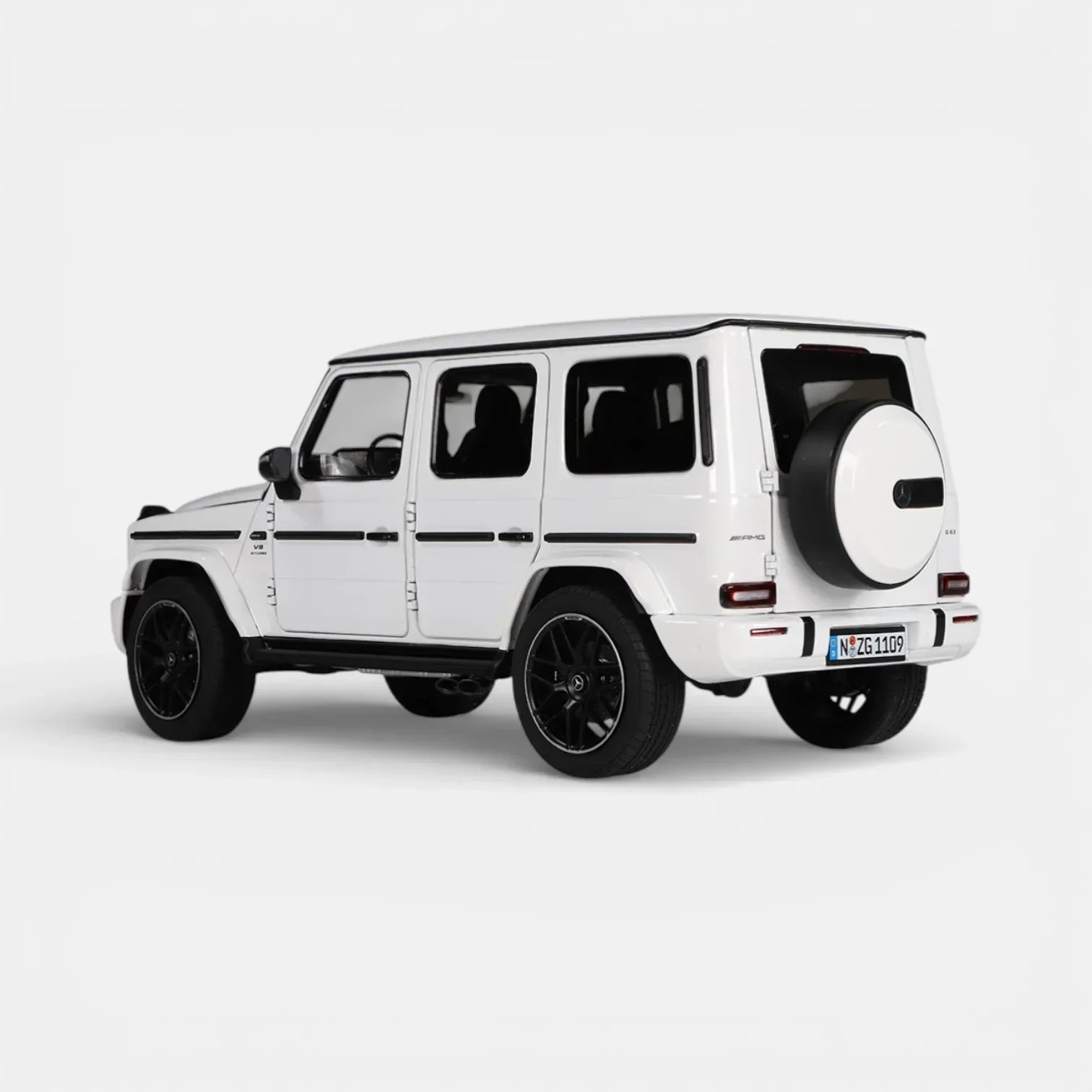 Premium scale diecast model car – Mercedes-AMG G 63 W465, 1:18 Scale (Polar White) Collectible